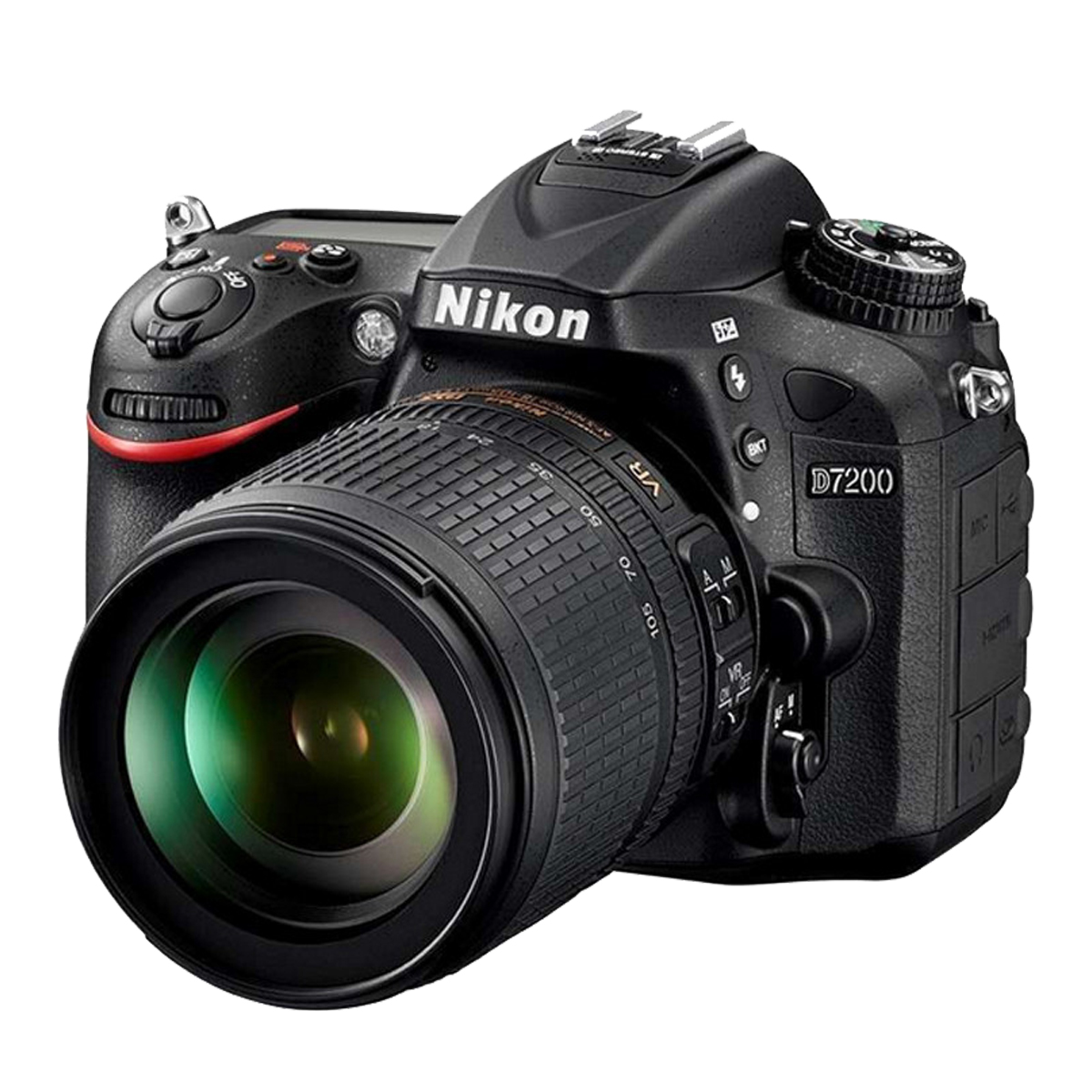 Eine schwarze Nikon D7200 Kamera mit Objektiv. Die Kamera steht auf weißem Hintergrund, nach rechts geneigt.