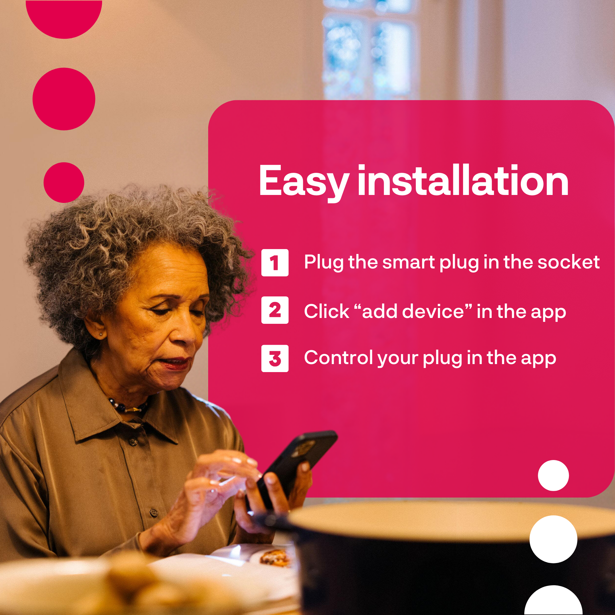 Frau benutzt Telefon neben Anweisungen zur Smart-Plug-Installation.