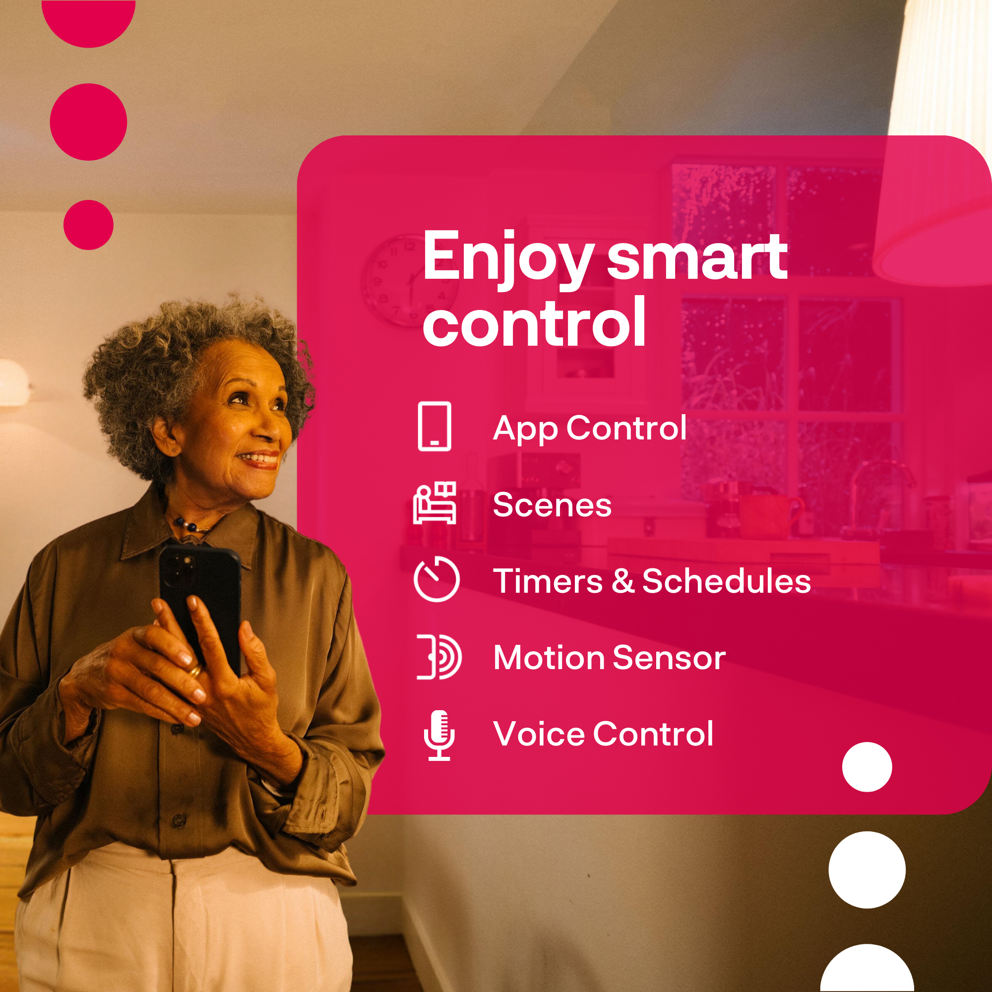 Eine ältere Frau mit Smartphone, lächelt bei Smart Home-Steuerungsoptionen auf pinkem Hintergrund.