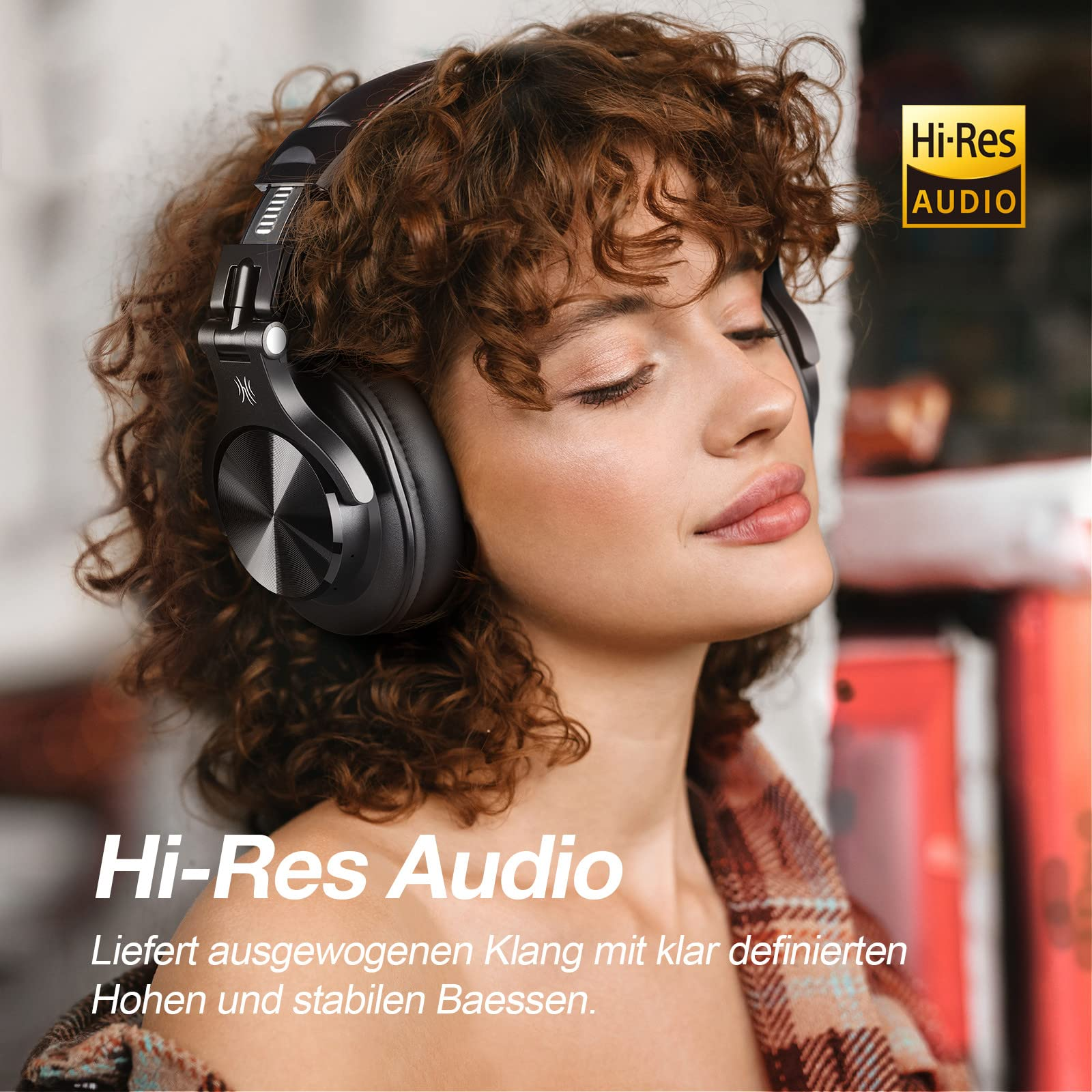 Frau mit schwarzen Kopfhörern. Der Text "Hi-Res Audio" ist oben vorhanden.