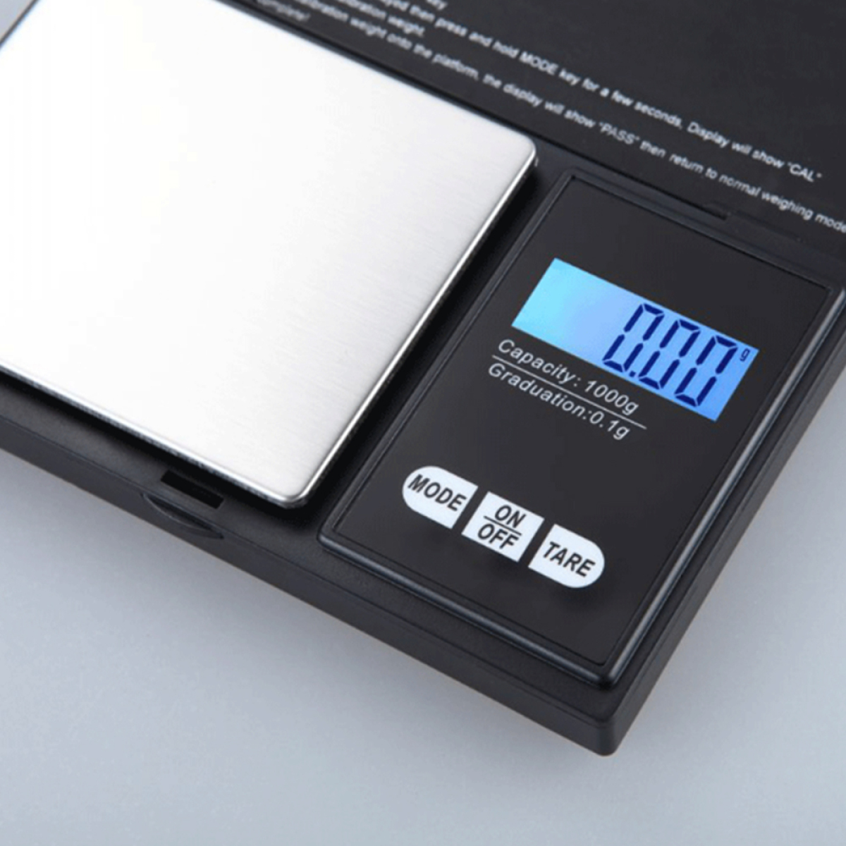 Eine schwarze Digitalwaage mit einer silbernen Plattform und einer Digitalanzeige mit 0,00 g.