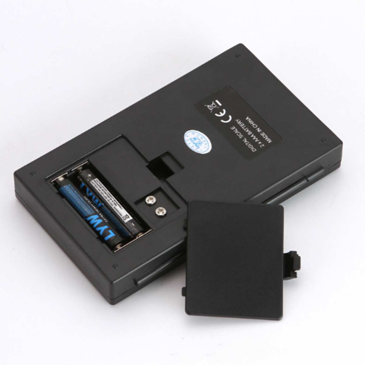 Schwarze Digitalwaage mit geöffnetem Batteriefach. Zwei AAA-Batterien eingesetzt.