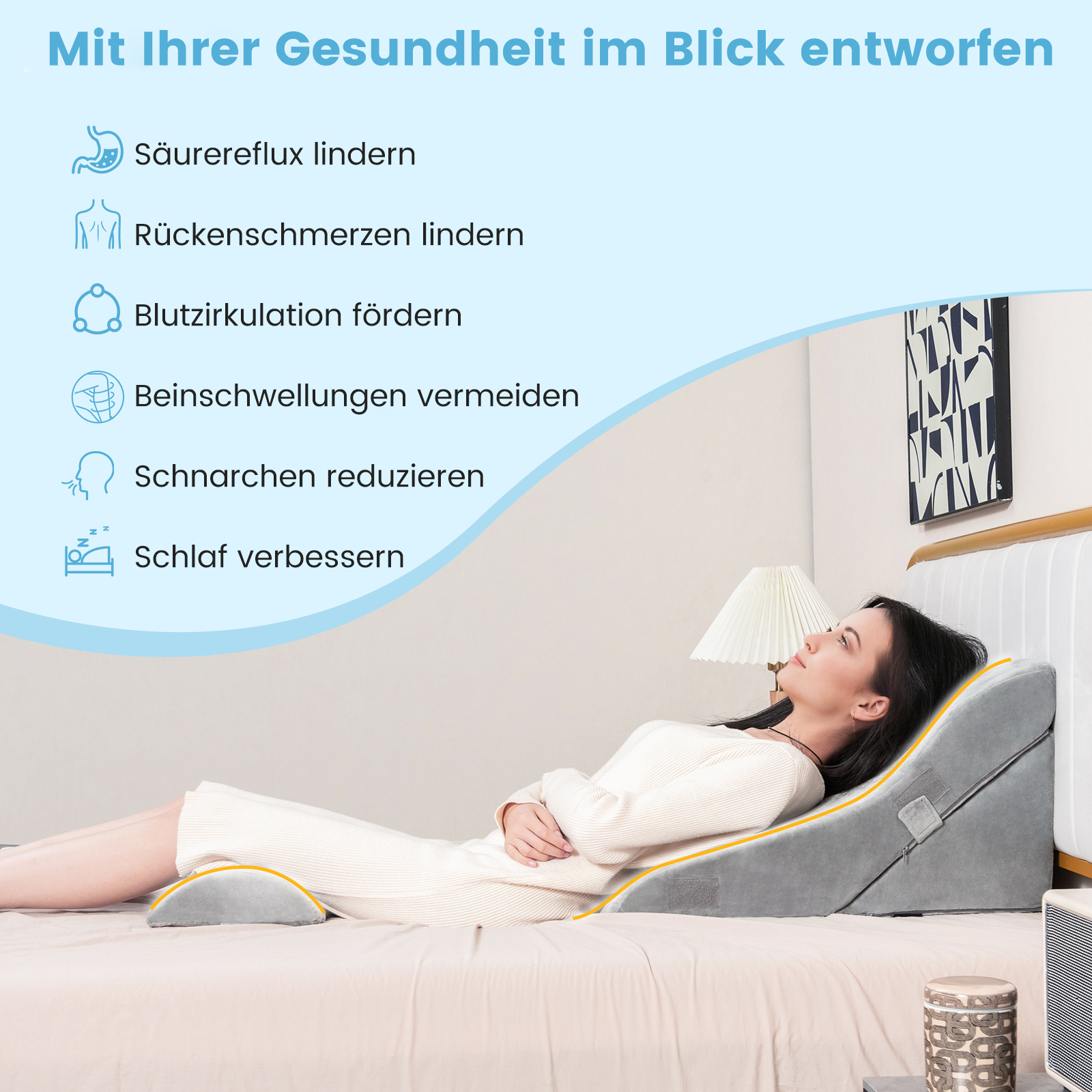 Eine Frau liegt auf dem Bett mit einem grauen Kissen, neben einer Lampe.