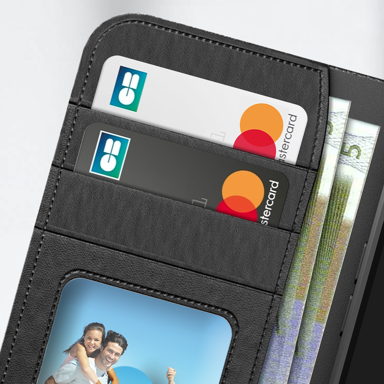 Portafoglio nero con carte di credito e foto. Logo Mastercard visibile. Pelle nera con cuciture.