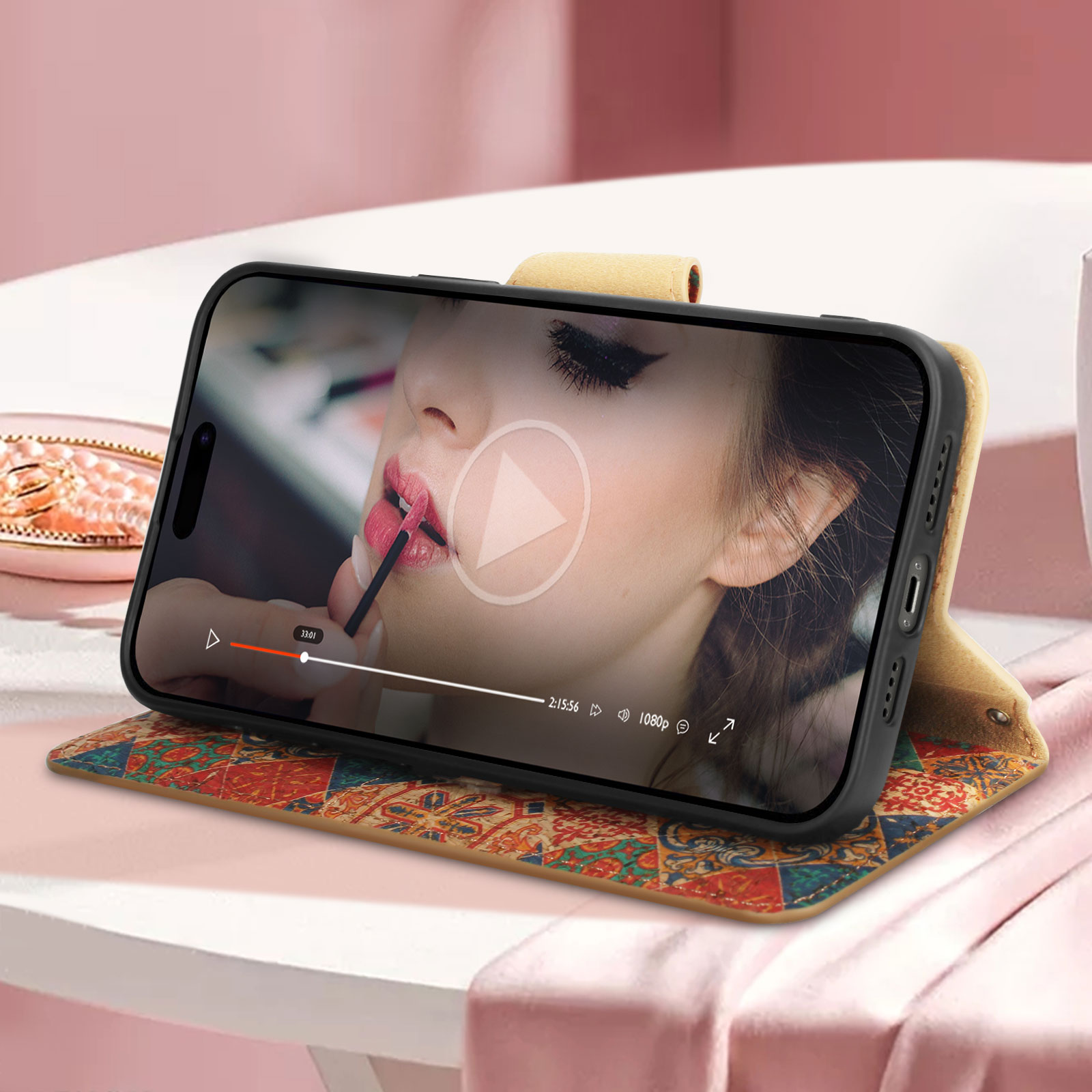 Un telefono in una custodia che riproduce un video di una donna che applica il rossetto. Sfondo rosa.