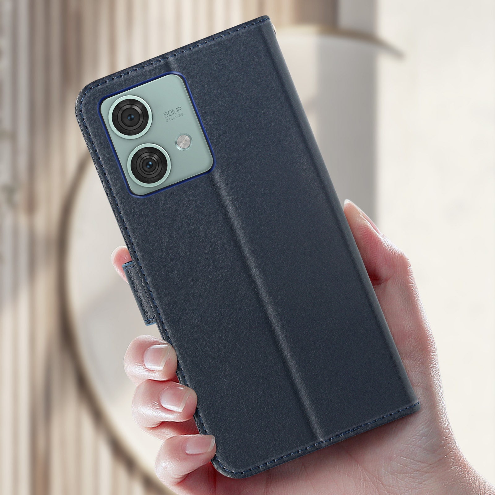Una custodia per telefono blu scuro con un ritaglio per la fotocamera. La custodia è tenuta in mano.