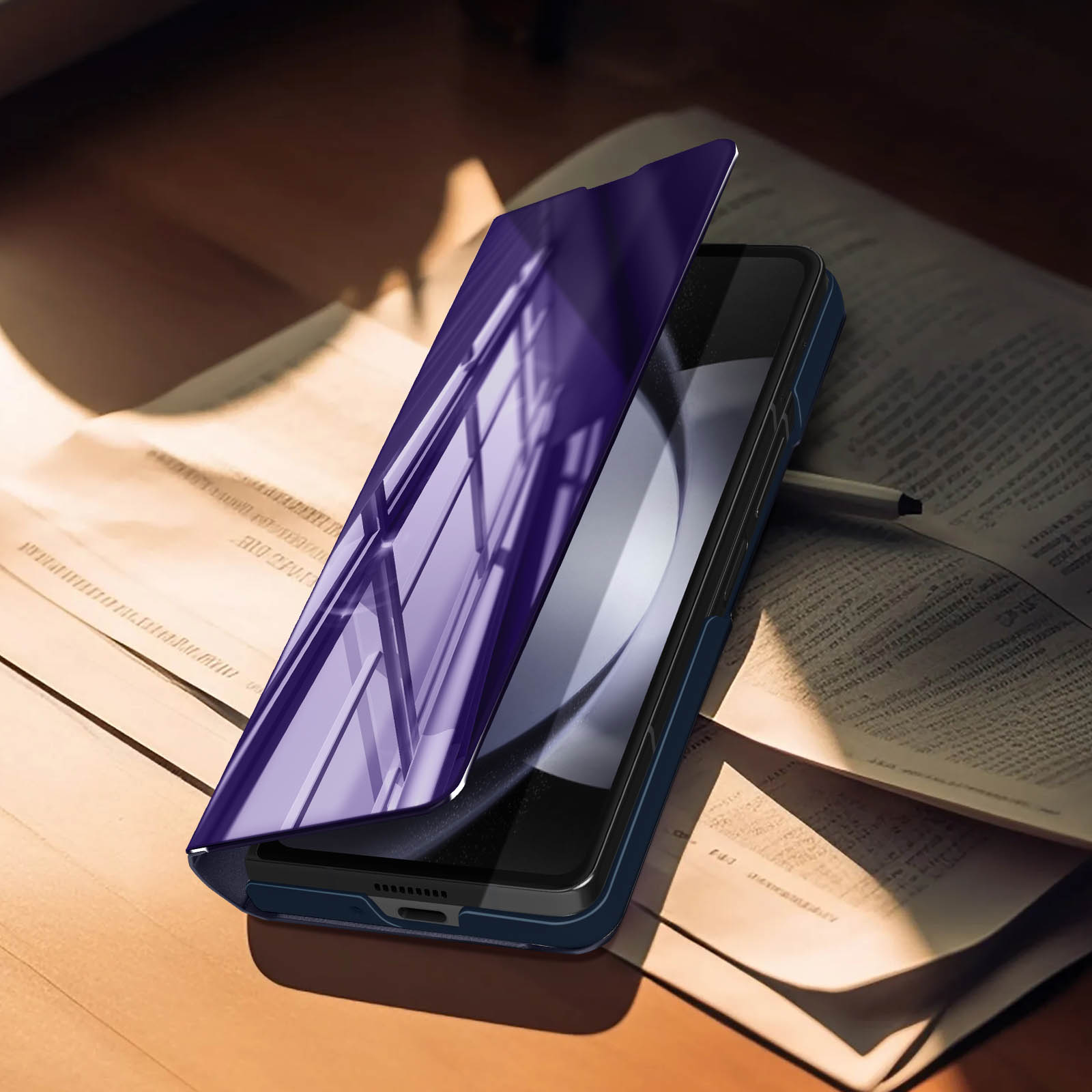Smartphone con cover viola aperta sulla scrivania. Sfondo con carta e penna.