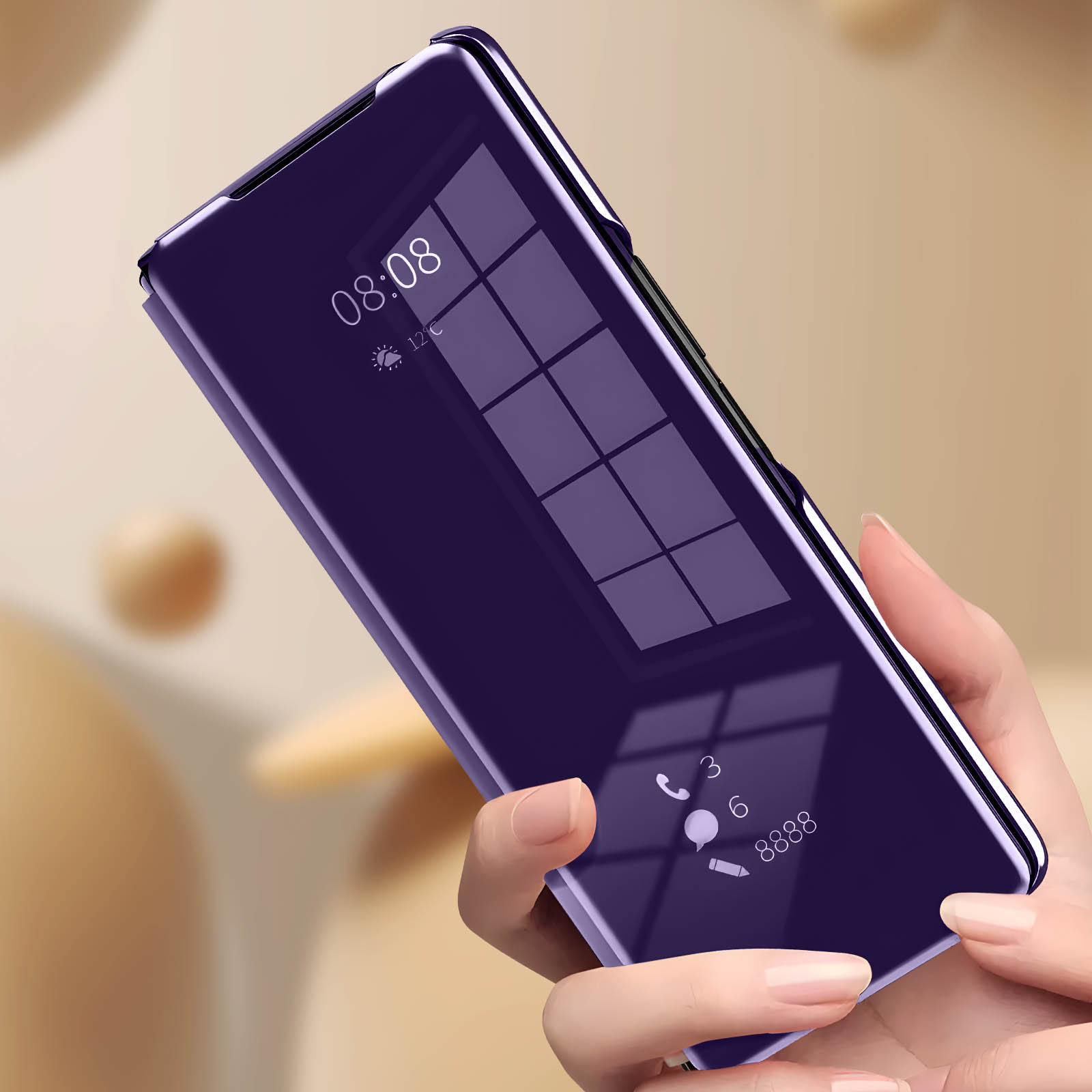 Una mano tiene una custodia viola per telefono. La custodia mostra l'ora, il meteo e un'icona di chiamata.
