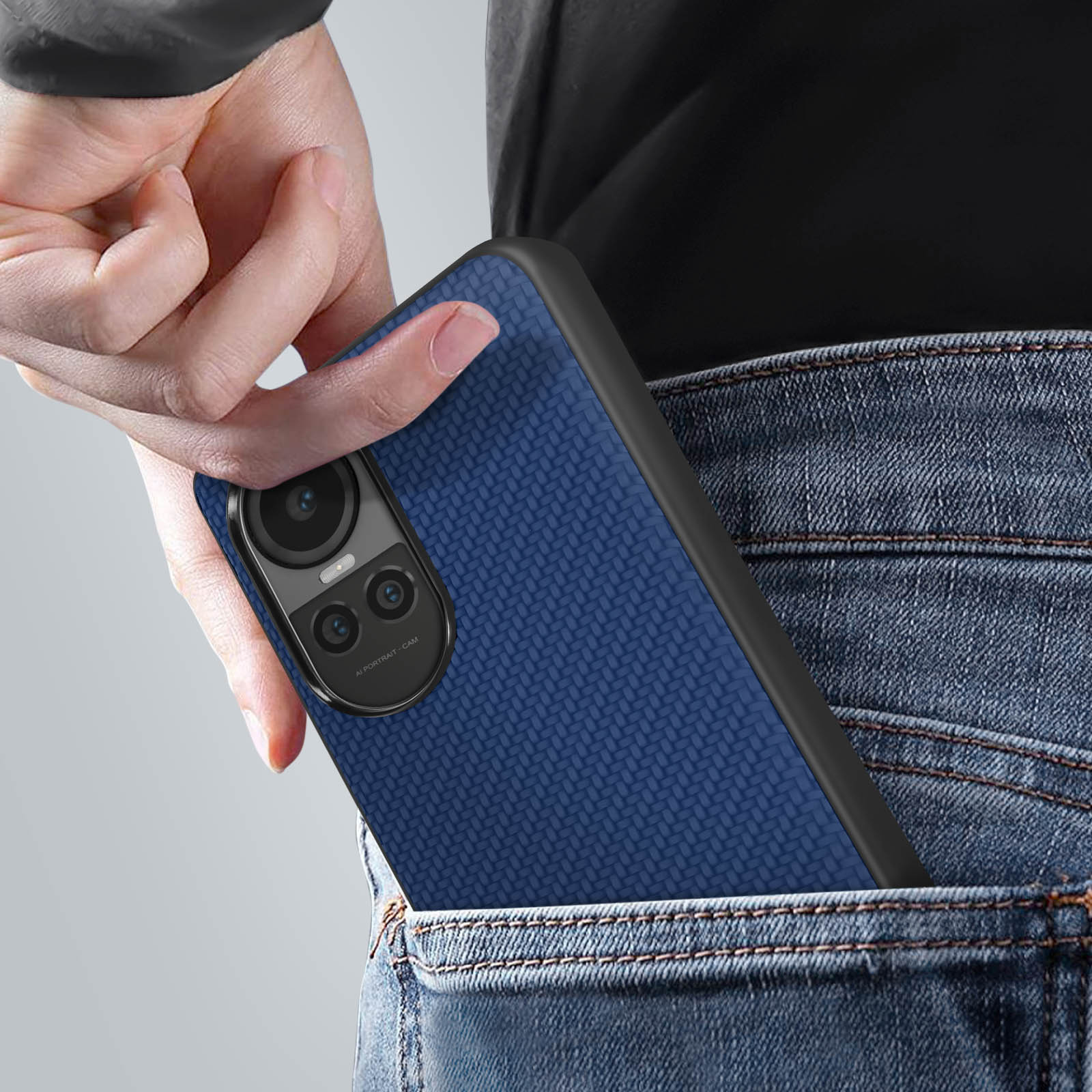 Mano che mette la custodia blu del telefono in tasca dei jeans.