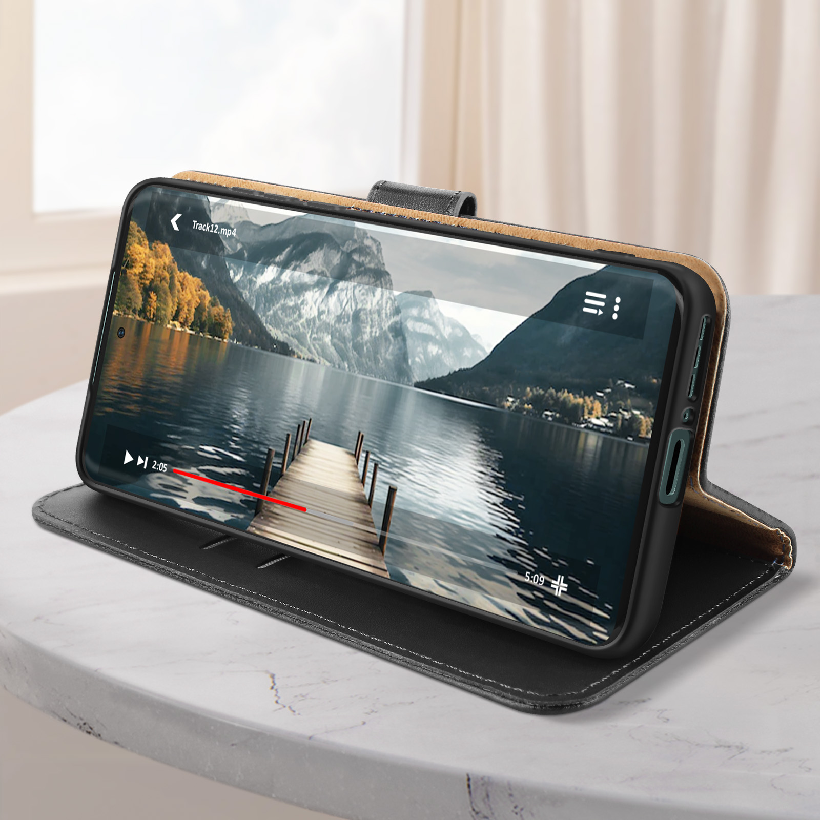 Un telefono in una custodia, che mostra un video panoramico, appoggiato su un tavolo.