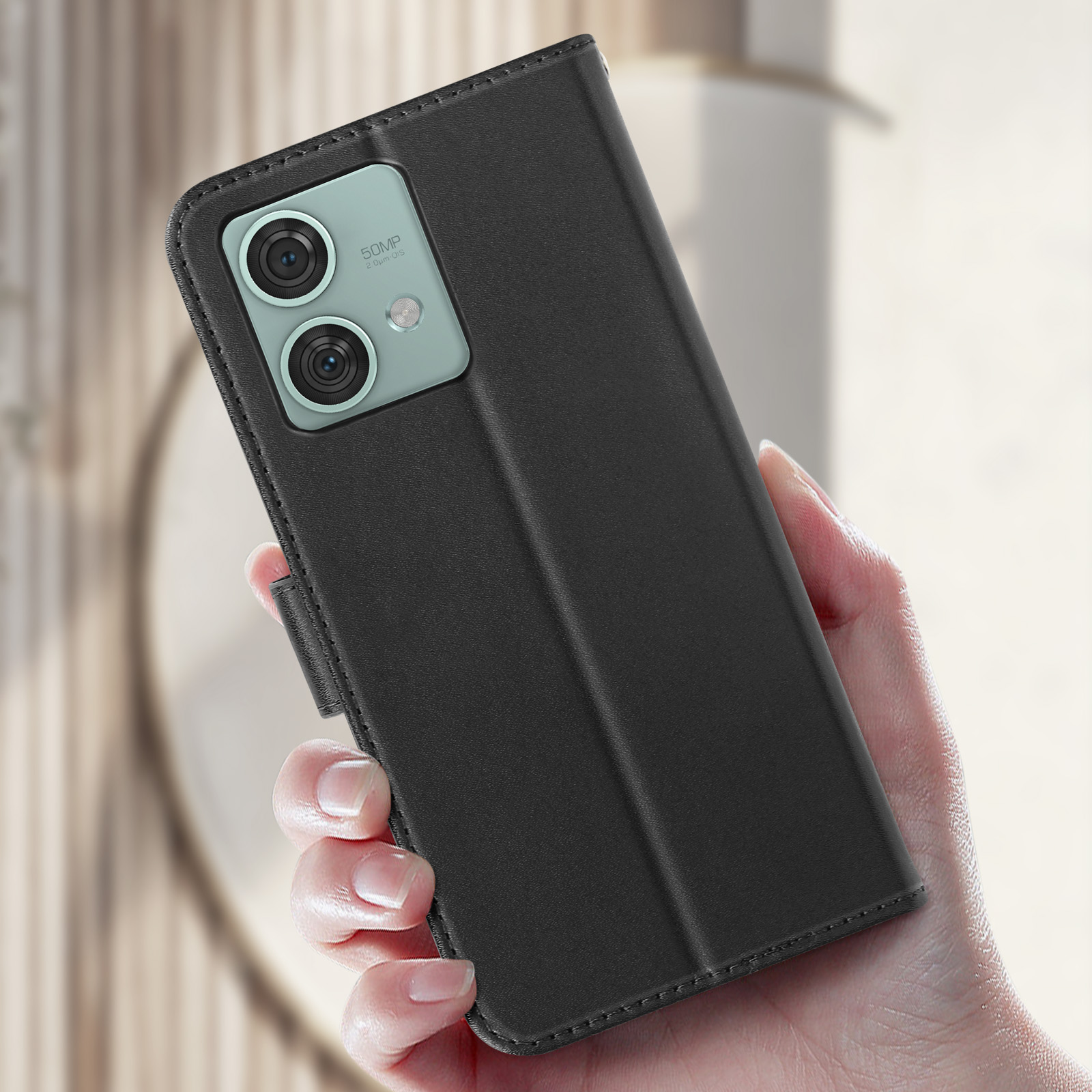 Mano che tiene una custodia nera con fotocamera e pulsanti visibili.