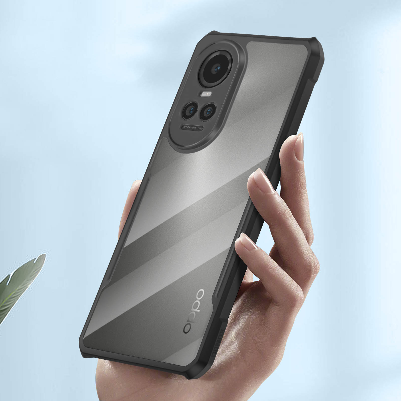 Mano che tiene un telefono in una custodia. Il telefono ha una fotocamera e il logo Oppo.