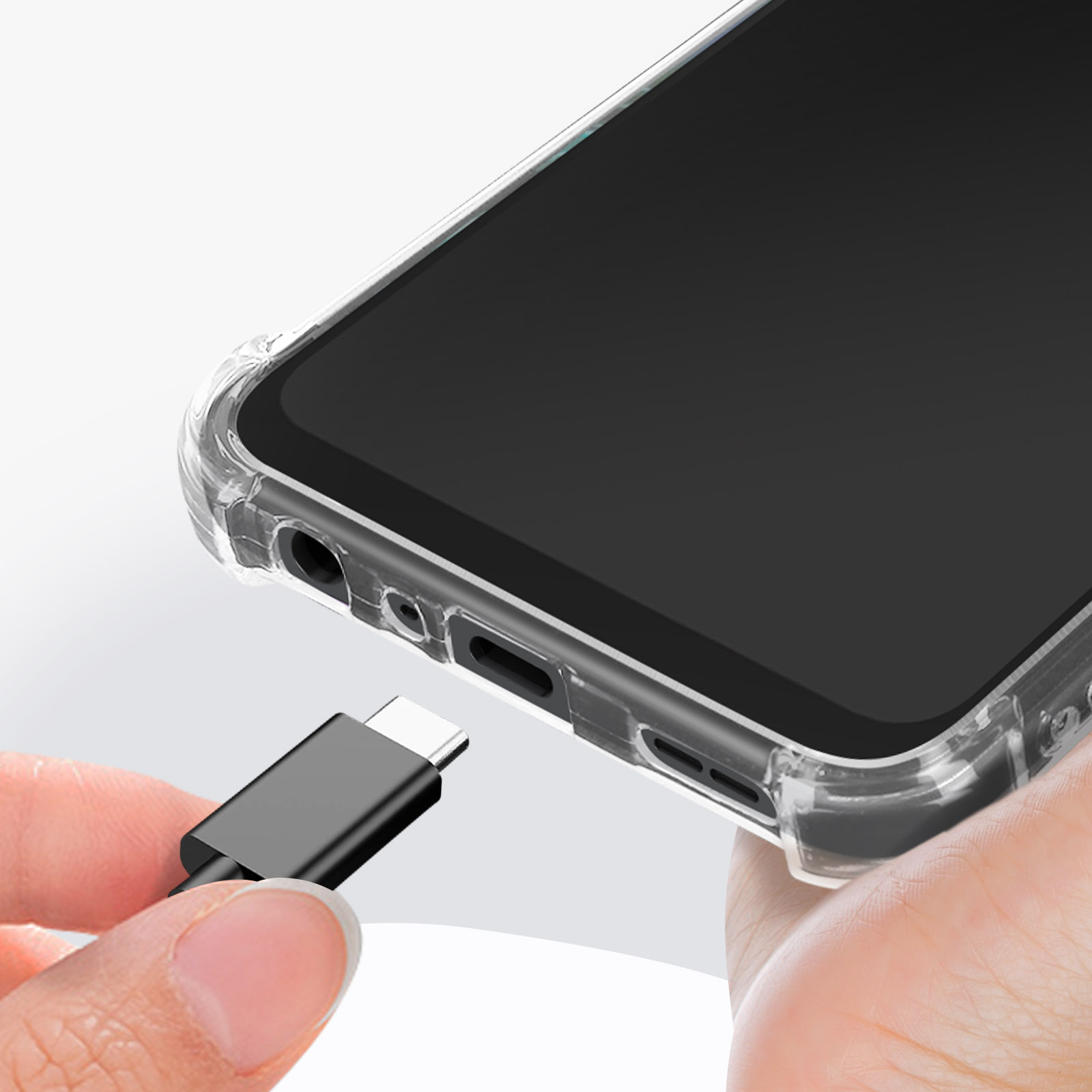 Mano che tiene un telefono, inserendo un cavo USB-C nella porta di ricarica.