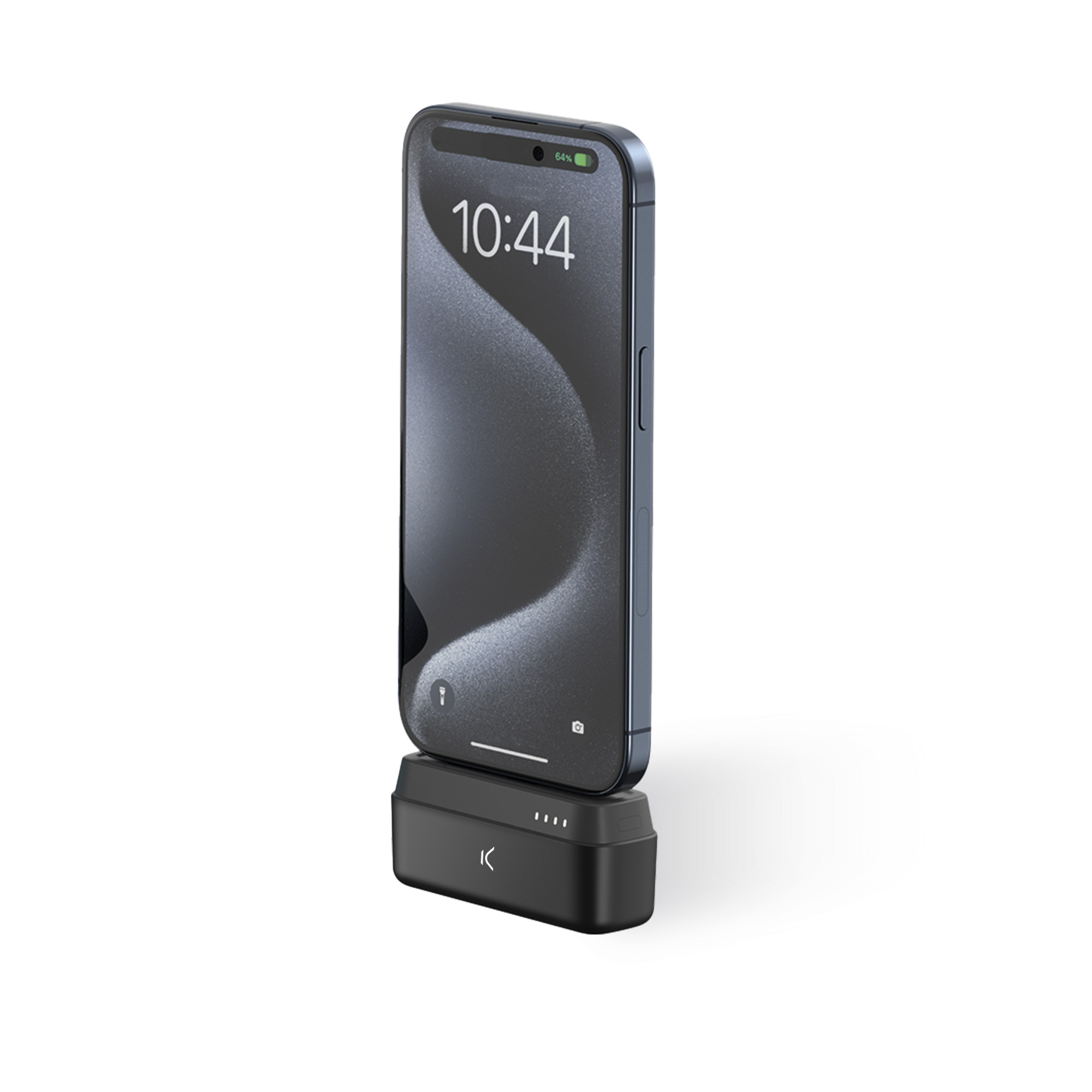 Un smartphone descansa sobre una base de carga negra. La pantalla muestra un reloj y el porcentaje de batería.