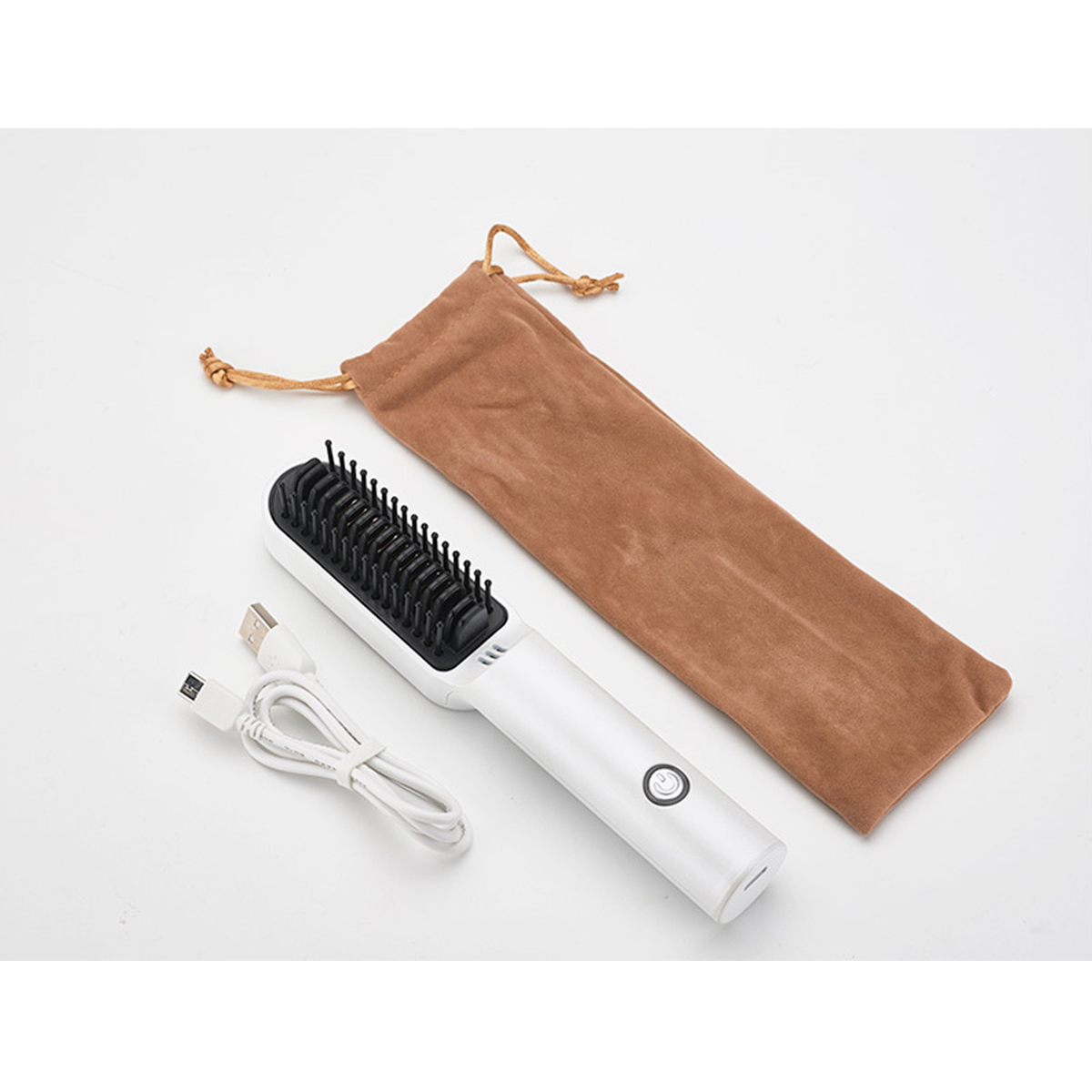 Weißer Haarglätter-Bürste, Ladekabel und brauner Beutel.
