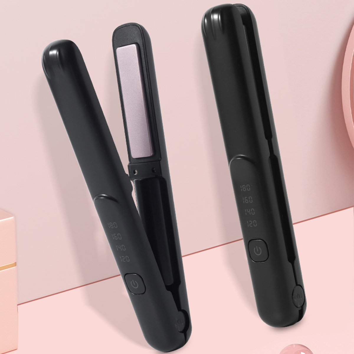 Drei schwarze Haarglätter mit Temperatureinstellungen und Ein-Aus-Schaltern, angeordnet auf einer rosa Oberfläche.