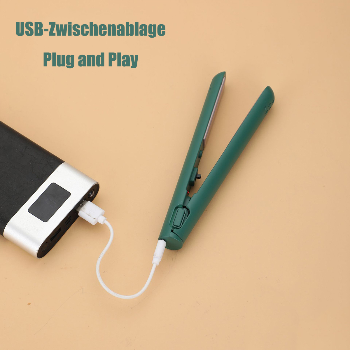 Grüner Haarglätter an eine Powerbank angeschlossen. Text: Plug and Play.