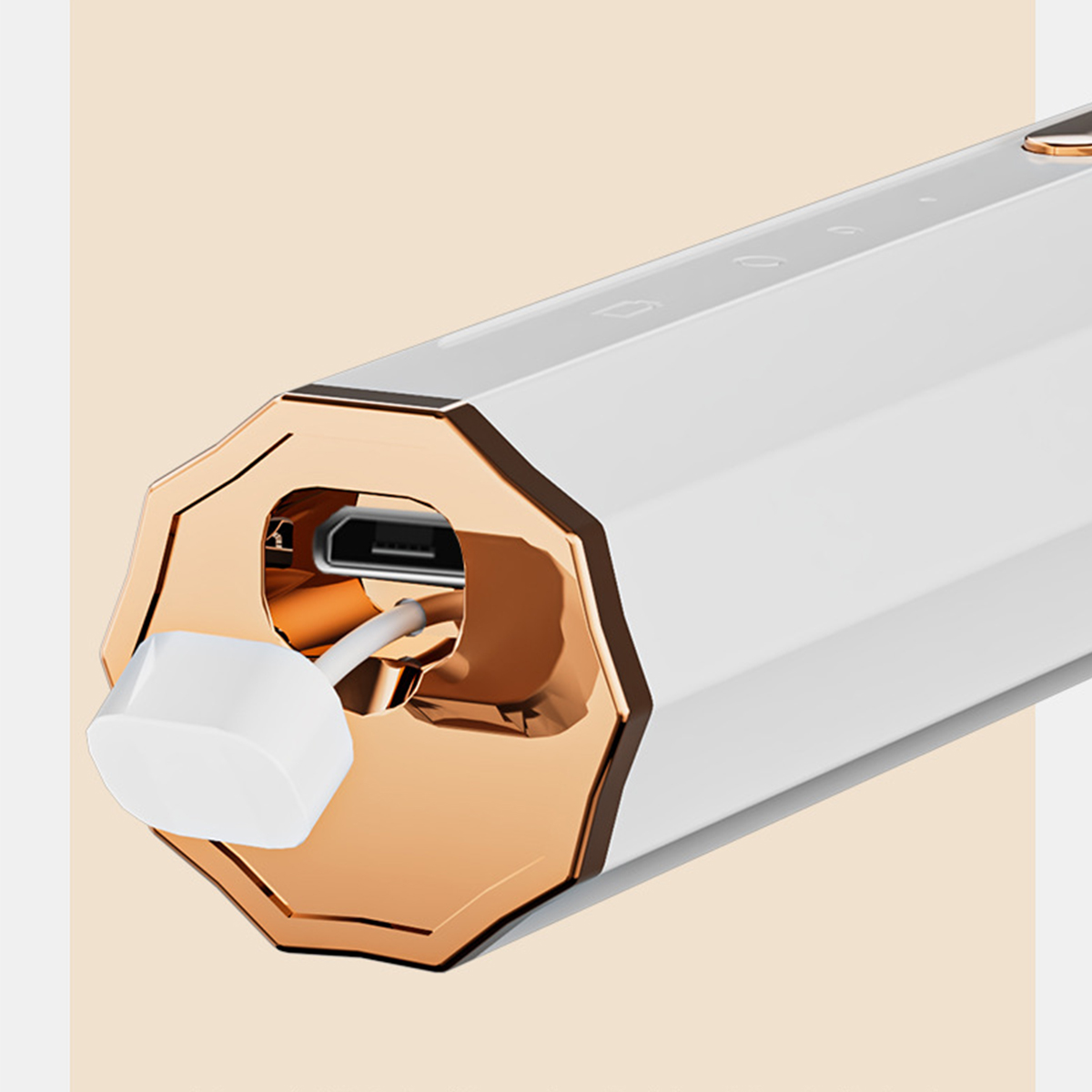Nahaufnahme eines weißen und goldenen Geräts, in das ein weißer Stecker gesteckt ist.