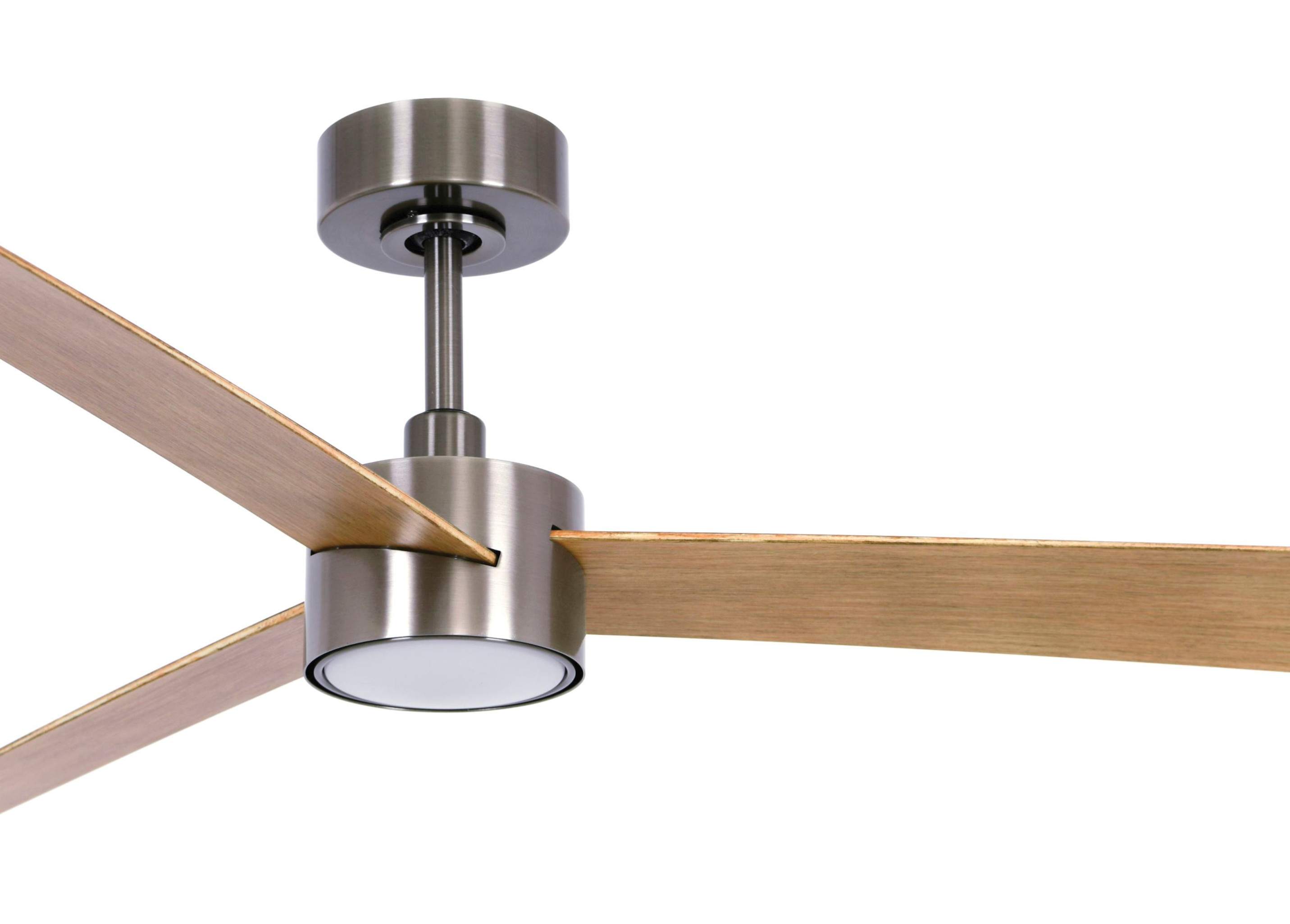 Deckenventilator-Nahaufnahme, die das Motorgehäuse und die Flügel vor weißem Hintergrund zeigt.