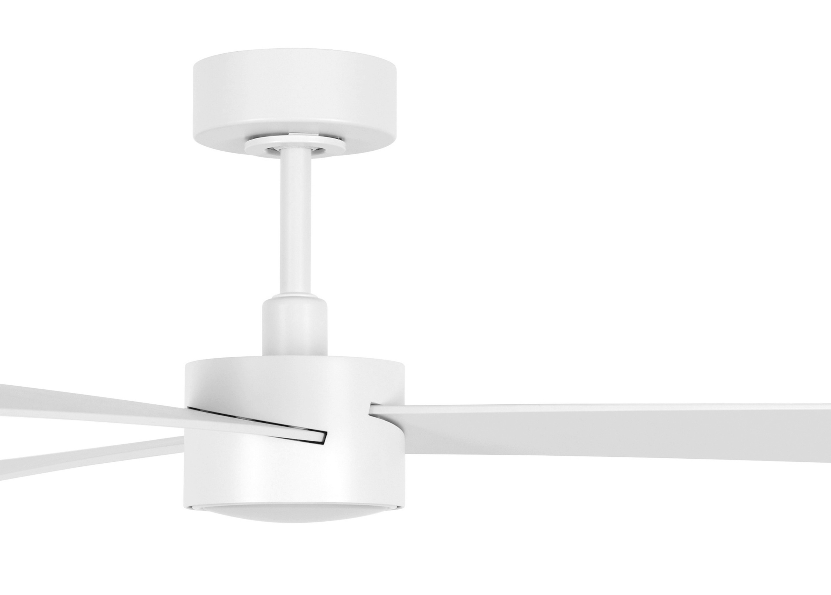 Weißer Deckenventilator mit vier Flügeln. Motor und Flügel sind weiß.