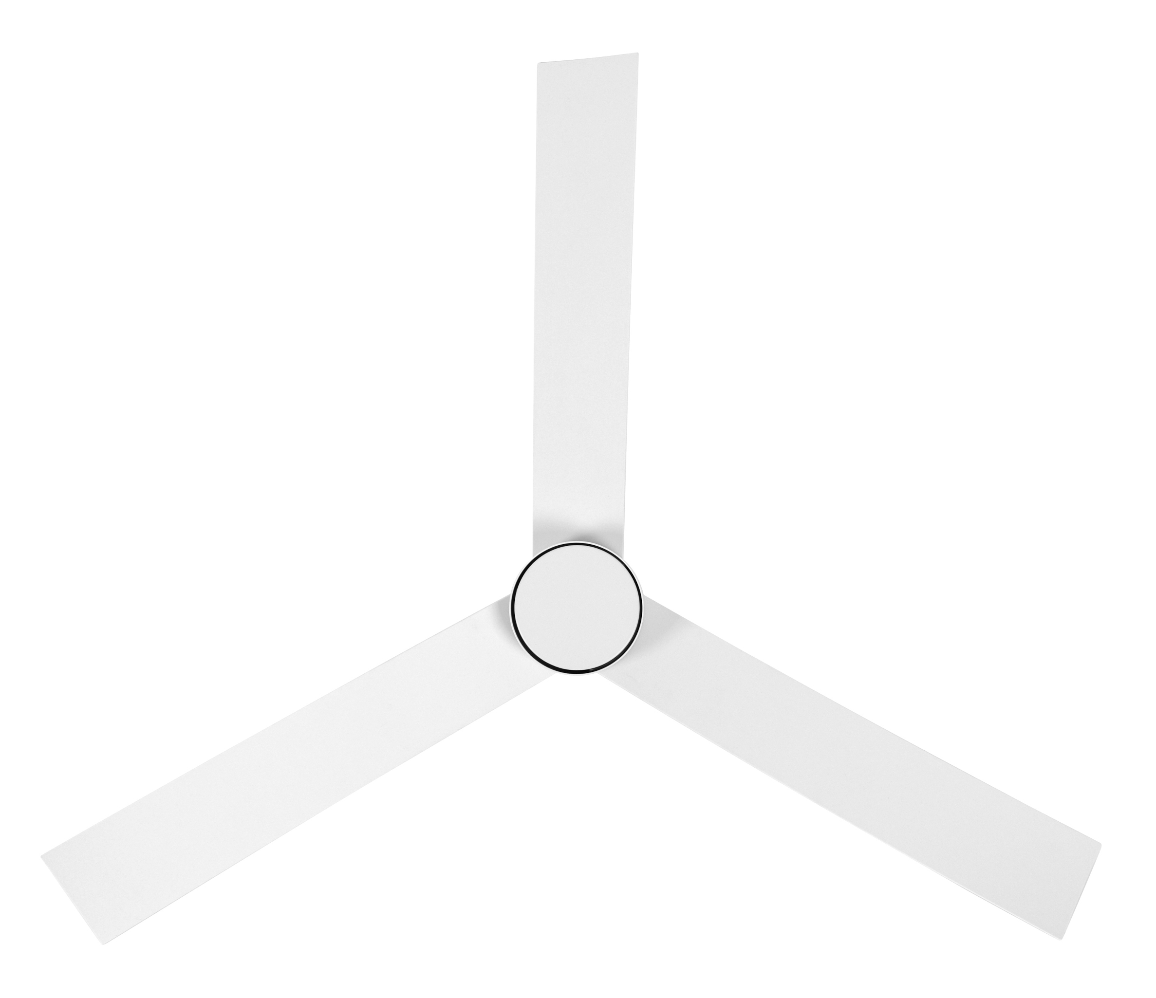 Weißer Deckenventilator mit drei Flügeln auf weißem Hintergrund.