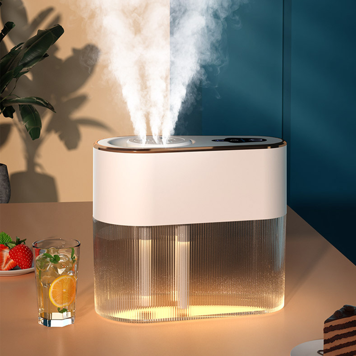 Ein weißer und beiger Luftbefeuchter mit Dampf. Es gibt ein Glas Wasser mit Zitrone und Erdbeeren in der Nähe.