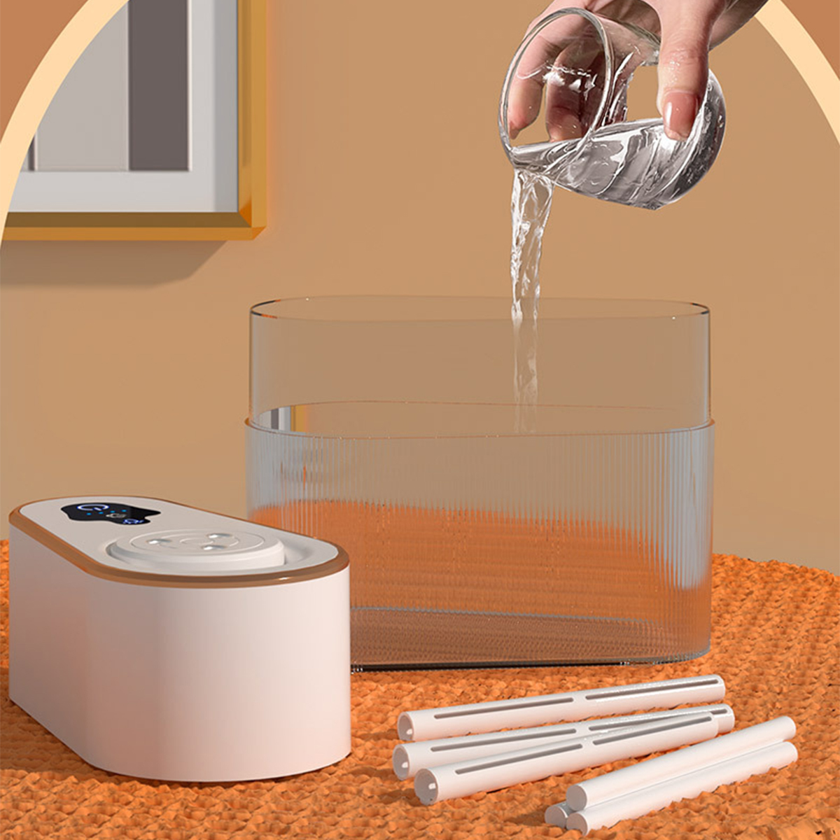 Eine Person gießt Wasser in einen transparenten Behälter neben einem weißen Luftbefeuchter.