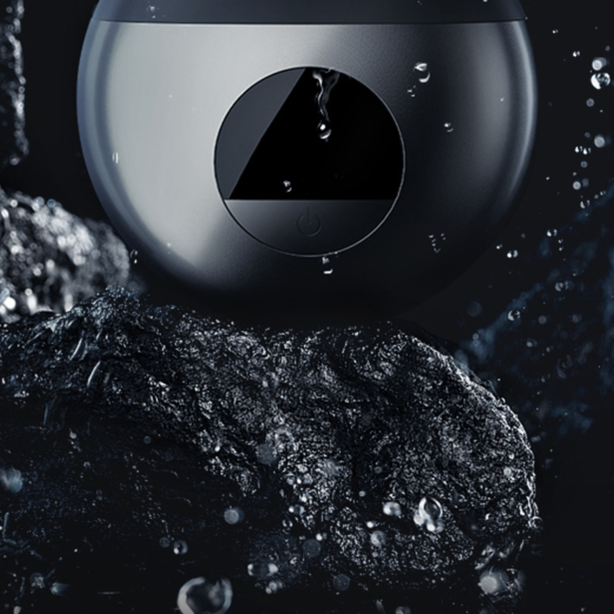 Schwarzes, rundes Gerät mit schwarzem Bildschirm und Wassertropfen. Dunkler Hintergrund.