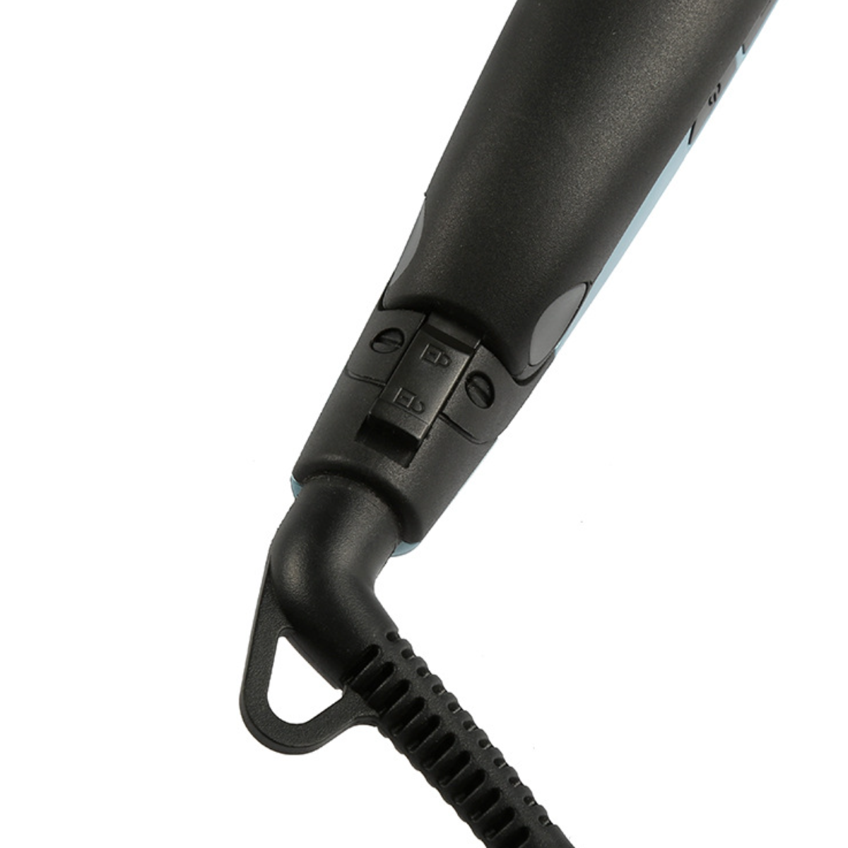 Nahaufnahme eines schwarzen Haarglättergriffs mit Knöpfen und Netzkabel.