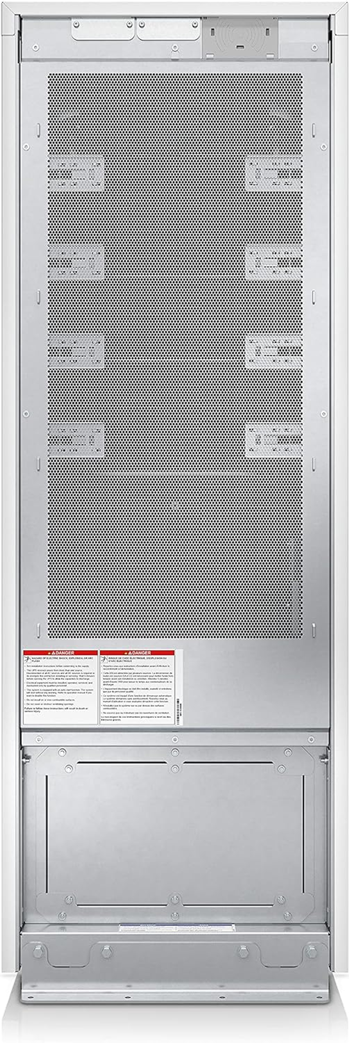 Rückansicht eines großen Server-Racks mit Belüftungslöchern und Warnhinweisen.