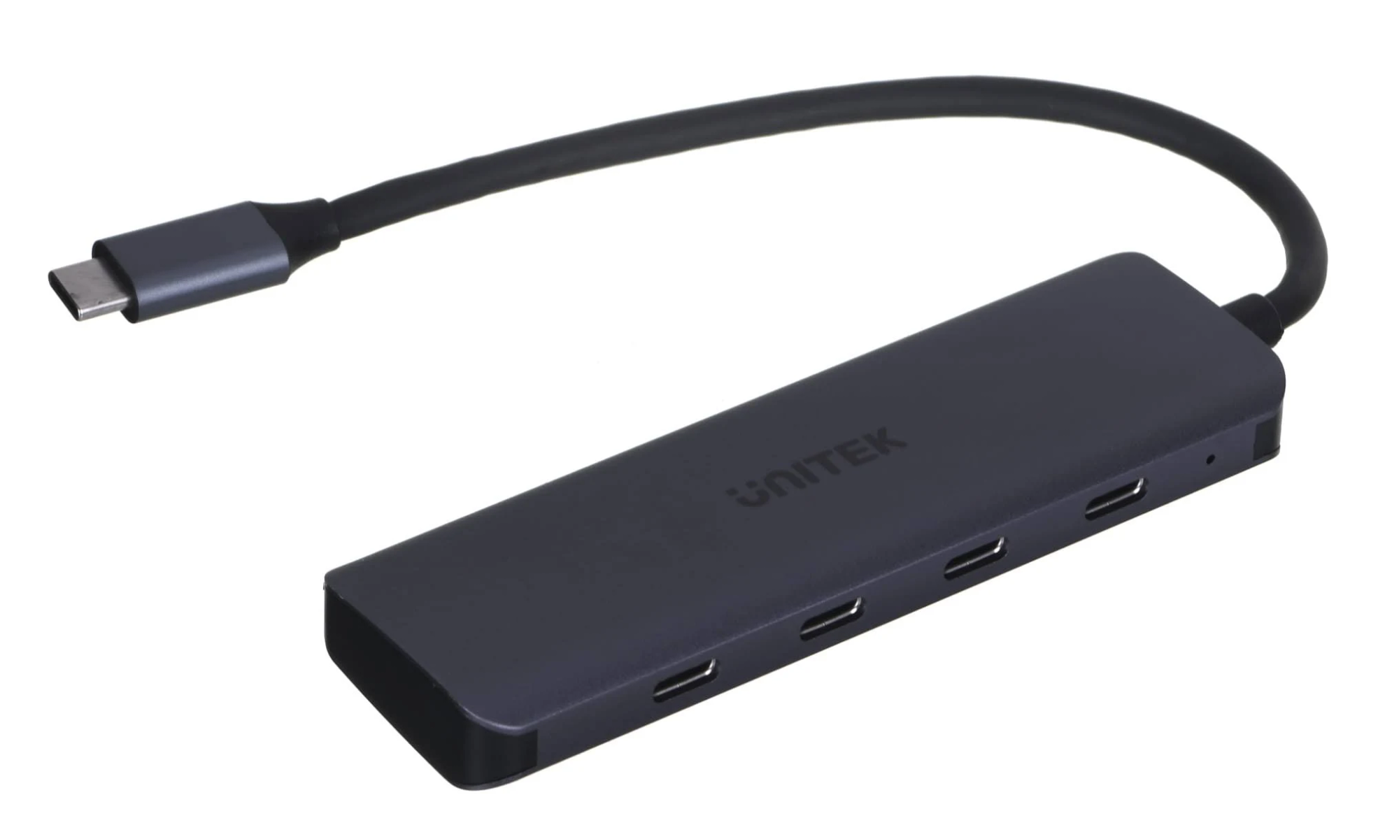 Ein dunkelgrauer USB-C-Hub mit mehreren Anschlüssen und einem angeschlossenen Kabel, vor weißem Hintergrund.