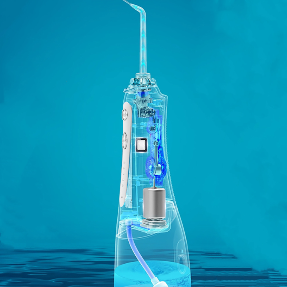 Ein transparenter Zahnspüler mit blauer Flüssigkeit und inneren Komponenten.