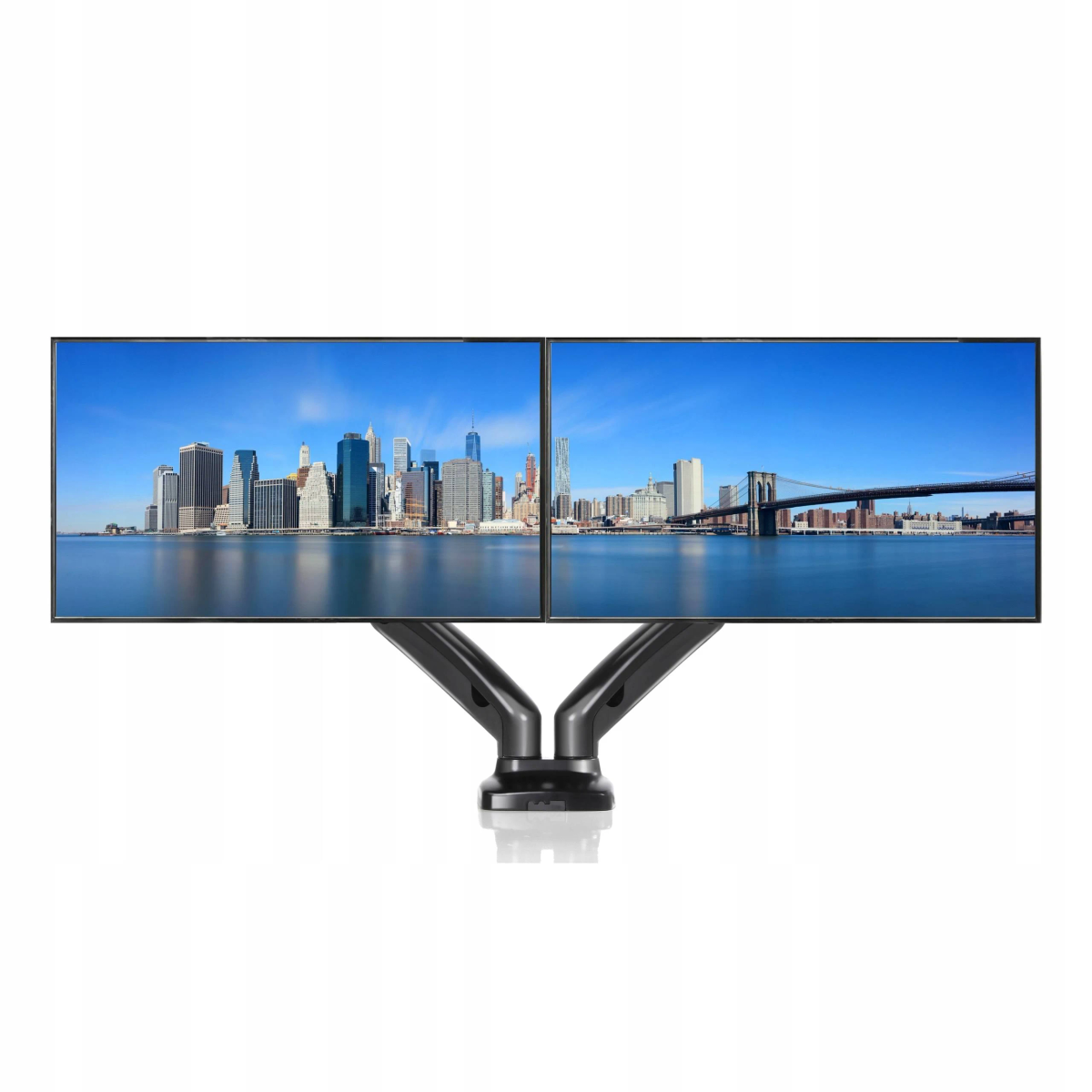 Twee computermonitoren naast elkaar. Elk toont een stadsgezicht met een rivier en een brug.