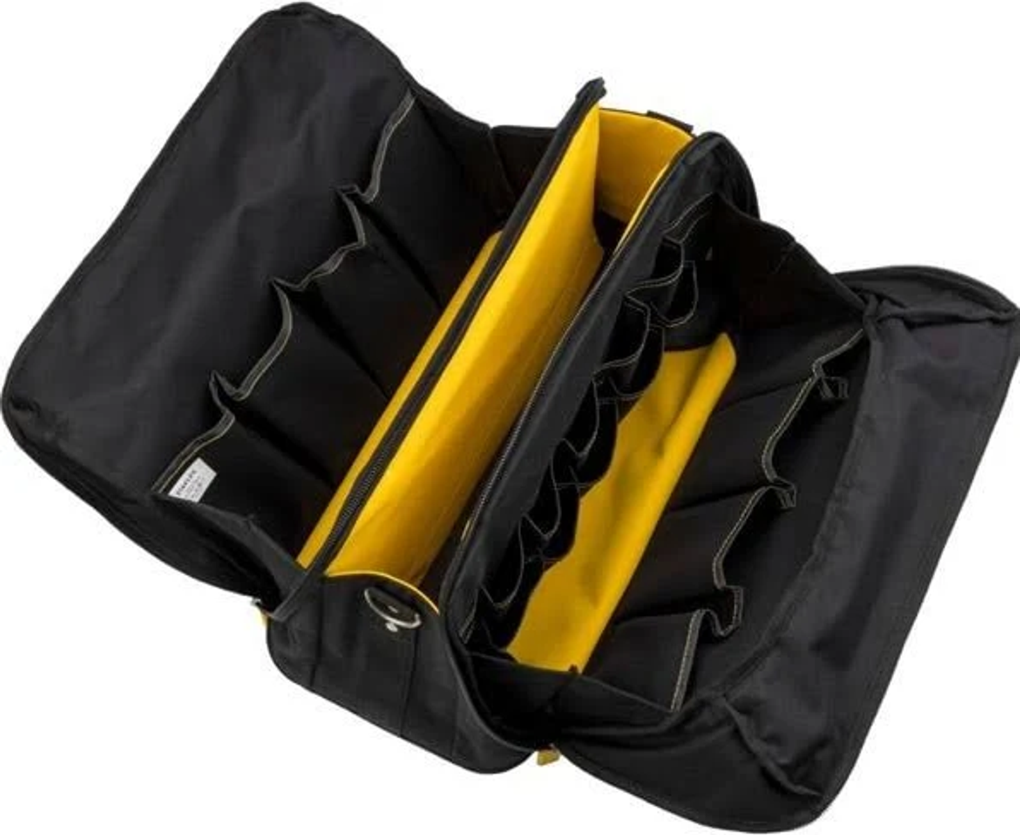 Schwarze Werkzeugtasche mit mehreren Fächern und gelbem Innenraum. Geöffnete, angewinkelte Ansicht. Isoliert auf Weiß.