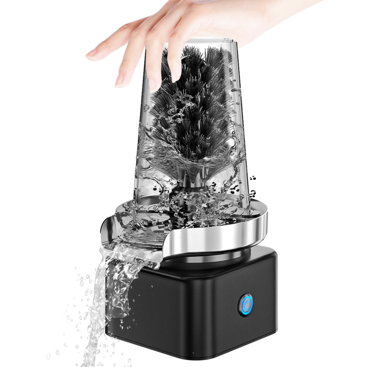 Hand wäscht Glas in einer Reinigungsmaschine mit Bürste.
