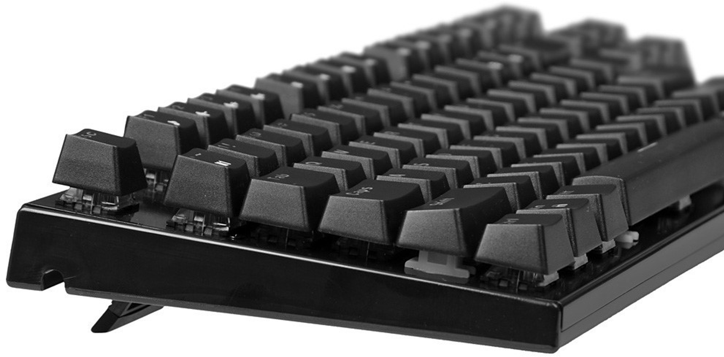 Tasti di tastiera meccanica neri, primo piano.