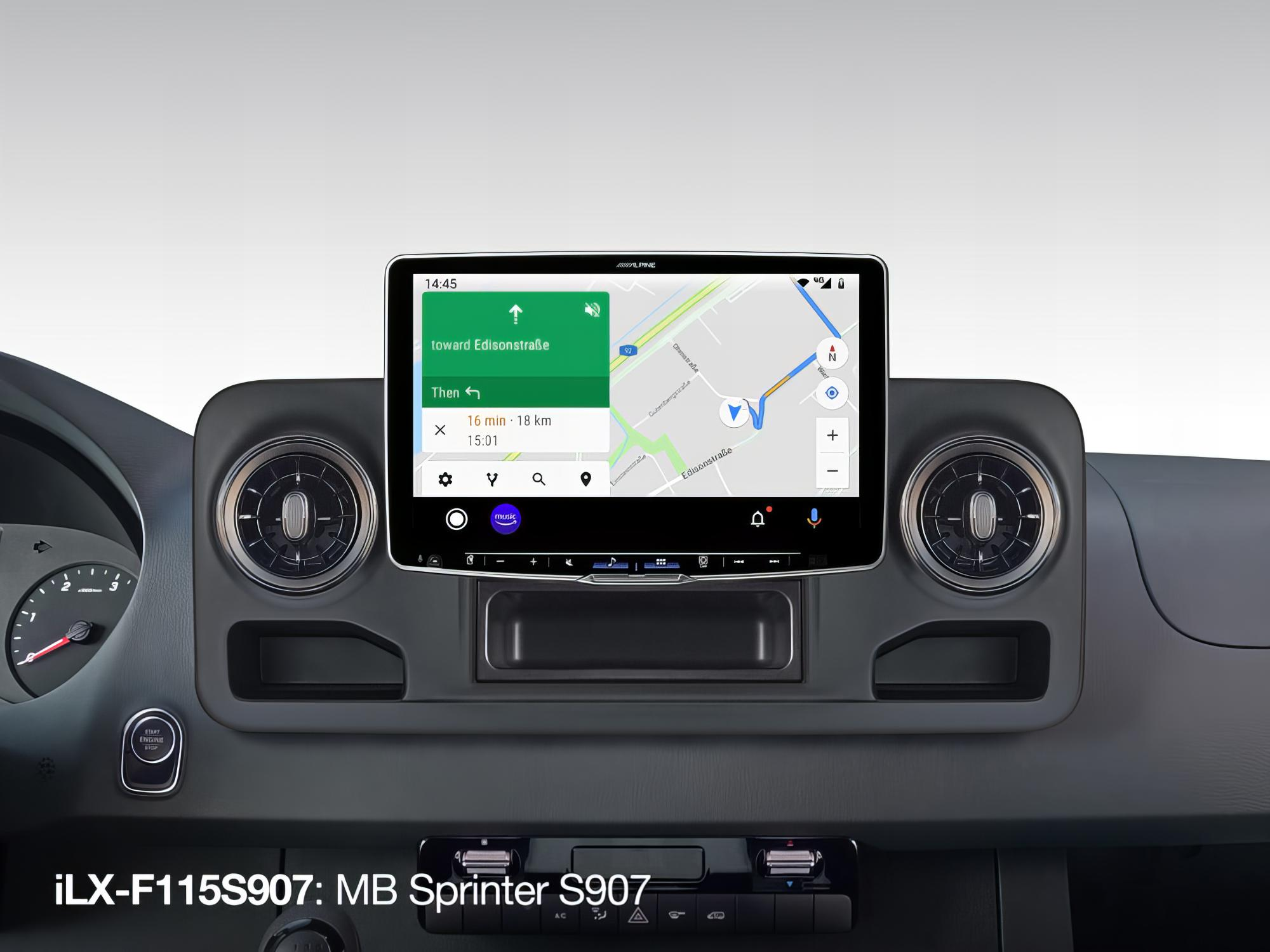 Auto-Armaturenbrett mit Navigationsbildschirm, der eine Karte zeigt; Bedienelemente und Lüftungsschlitze sichtbar.