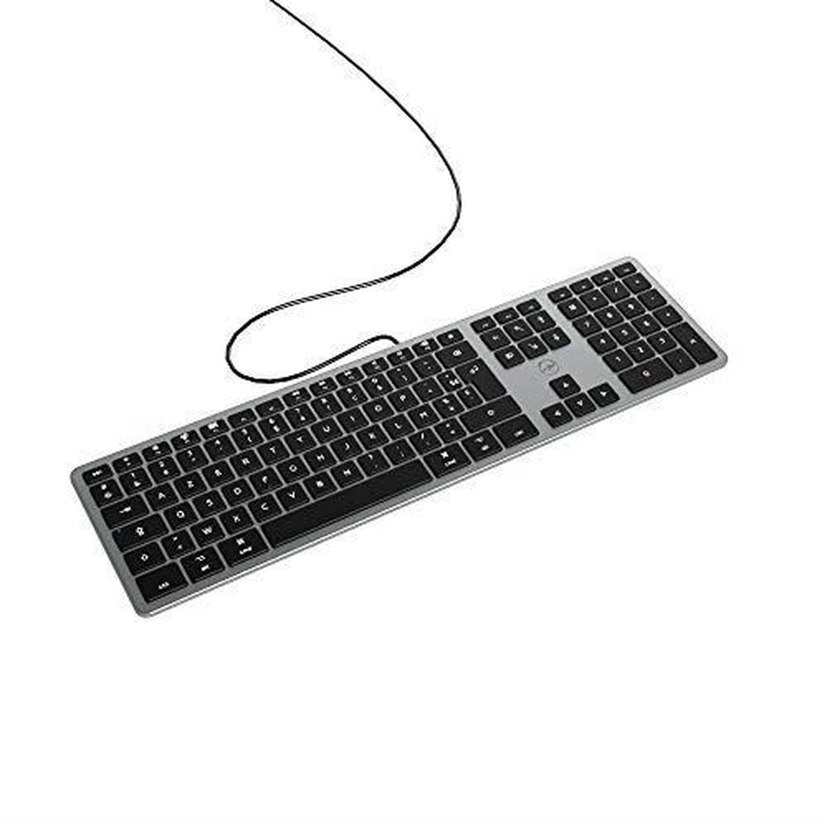 Un teclado plateado con cable y teclas negras sobre fondo blanco, con un cable negro conectado.