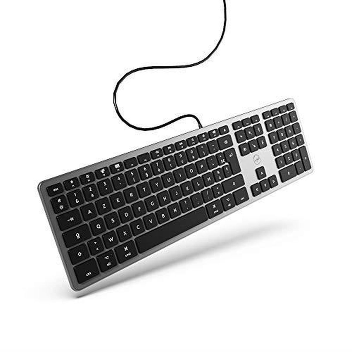 Un teclado gris con cable y teclas negras se encuentra sobre fondo blanco.