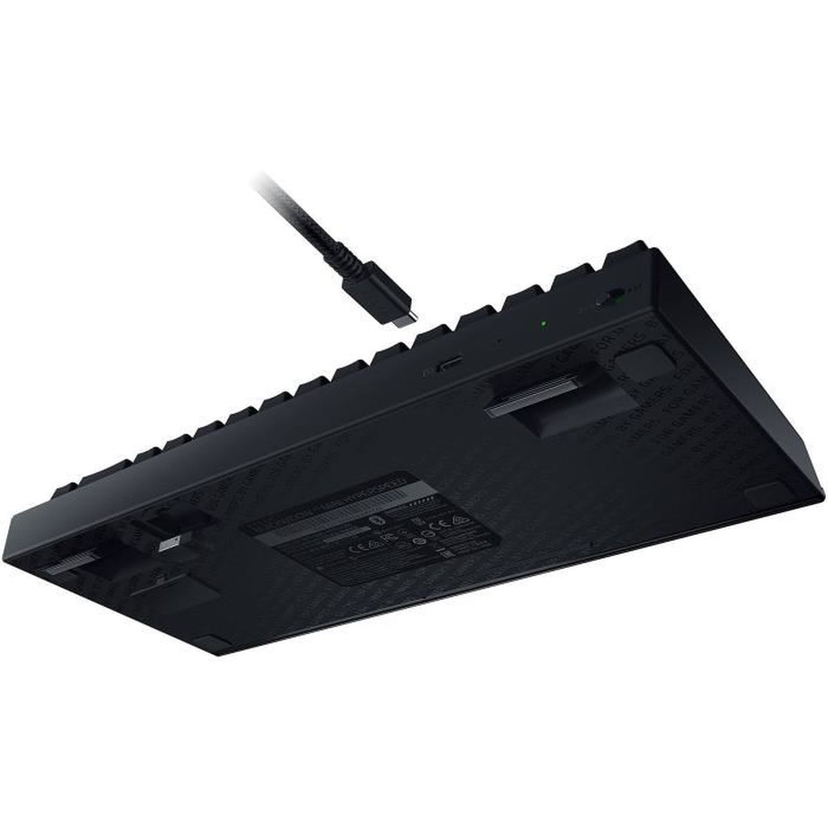 Die Unterseite einer schwarzen Tastatur mit eingestecktem USB-C-Kabel.