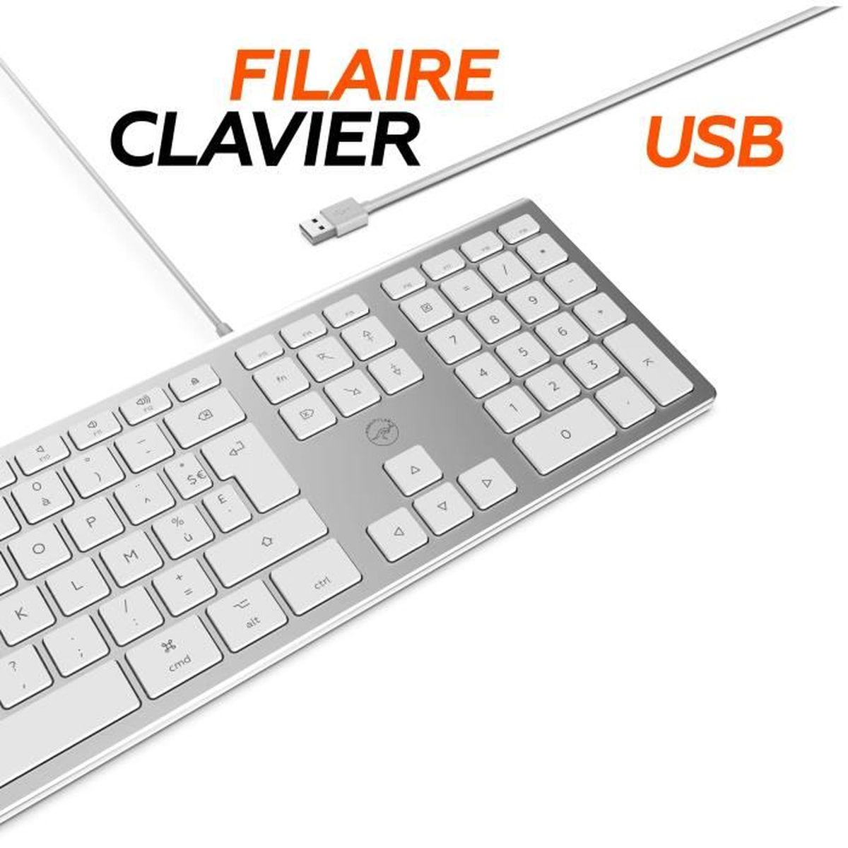 Silberne USB-Kabeltastatur mit weißem Ziffernblock und Tasten auf weißem Hintergrund.
