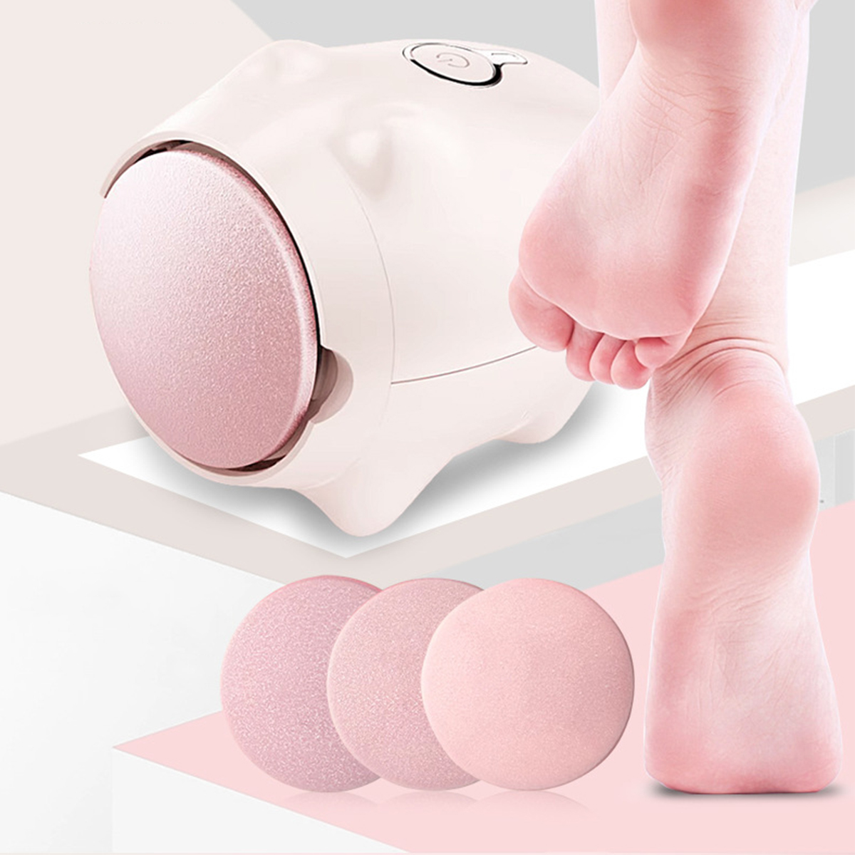 Fußpflegegerät mit rosa Schleifköpfen. Ein Fuß befindet sich auf der rechten Seite. Rosa Hintergrund.