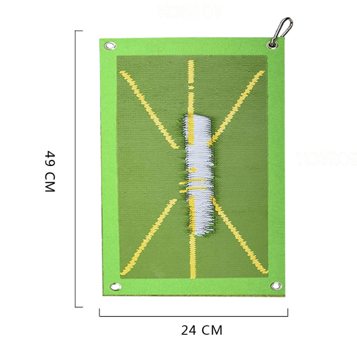 Un tapis de golf vert avec des lignes jaunes. Il a une forme rectangulaire avec une boucle de suspension.