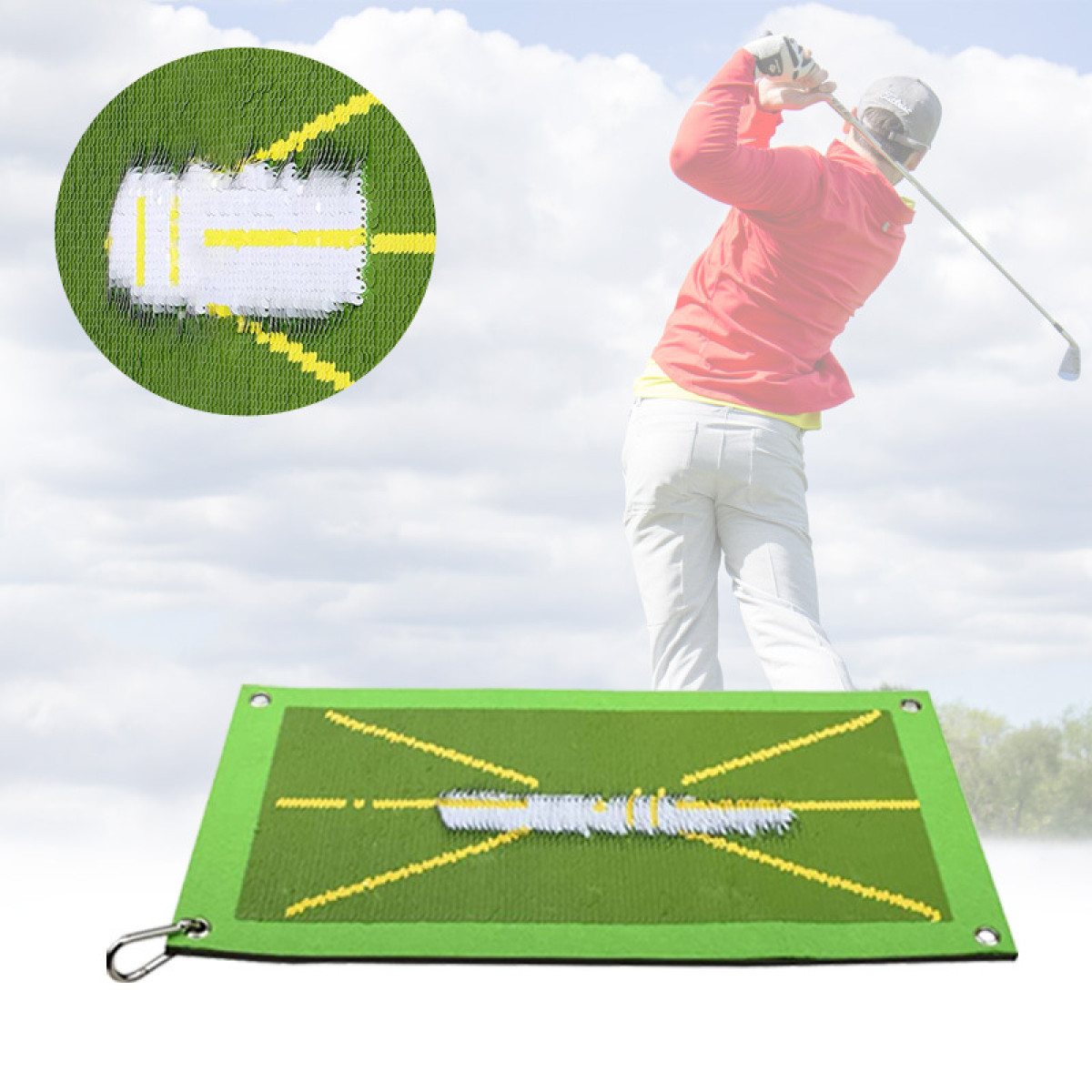Un golfeur balance un club sur un tapis vert. Le tapis a des lignes jaunes.
