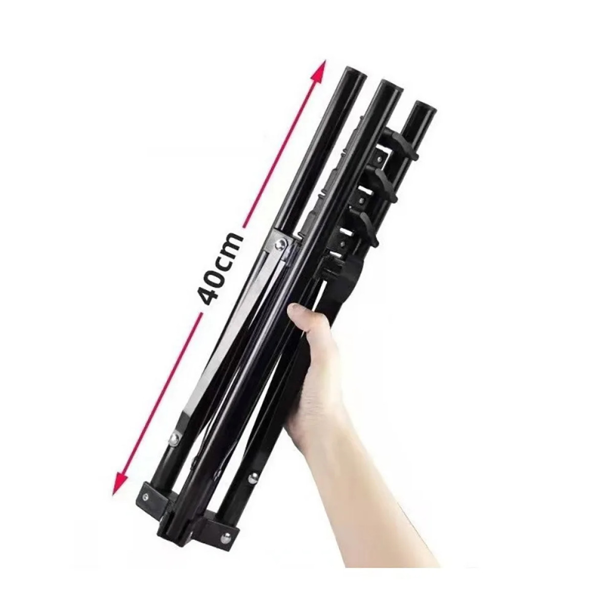 Une main tenant un pied de trépied noir plié. Une mesure de 40 cm est indiquée.