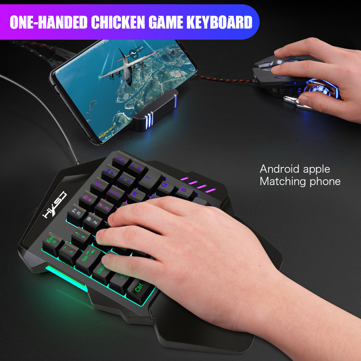Gaming-Setup mit Telefon, Tastatur und Maus. Hand auf Tastatur, Maus leuchtet.