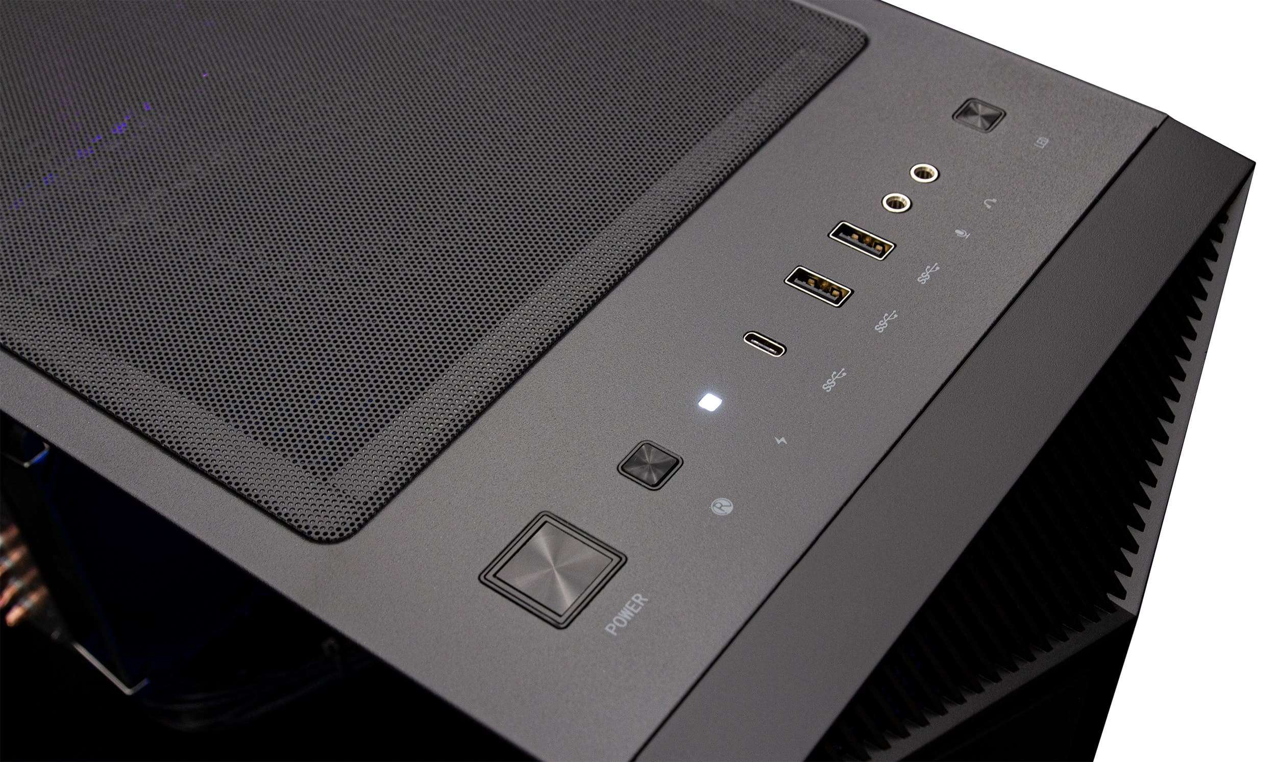 Nahaufnahme der Front eines schwarzen Computergehäuses mit Anschlüssen und Power-Taste.