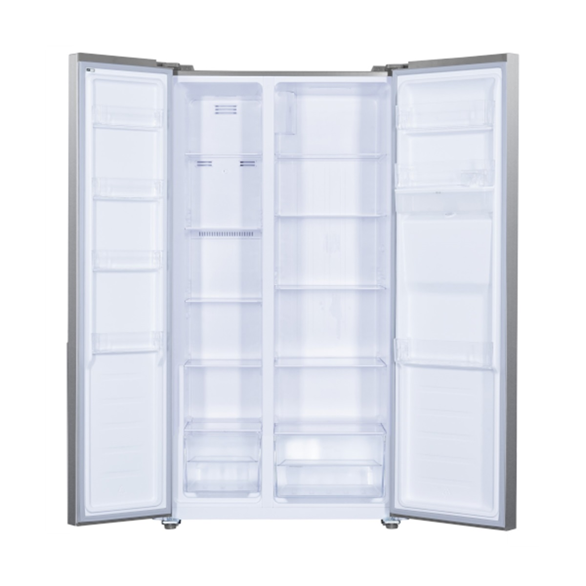 Ein Kühlschrank mit geöffneten Türen, der Regale, Schubladen und den Inhalt zeigt, alles weiß.