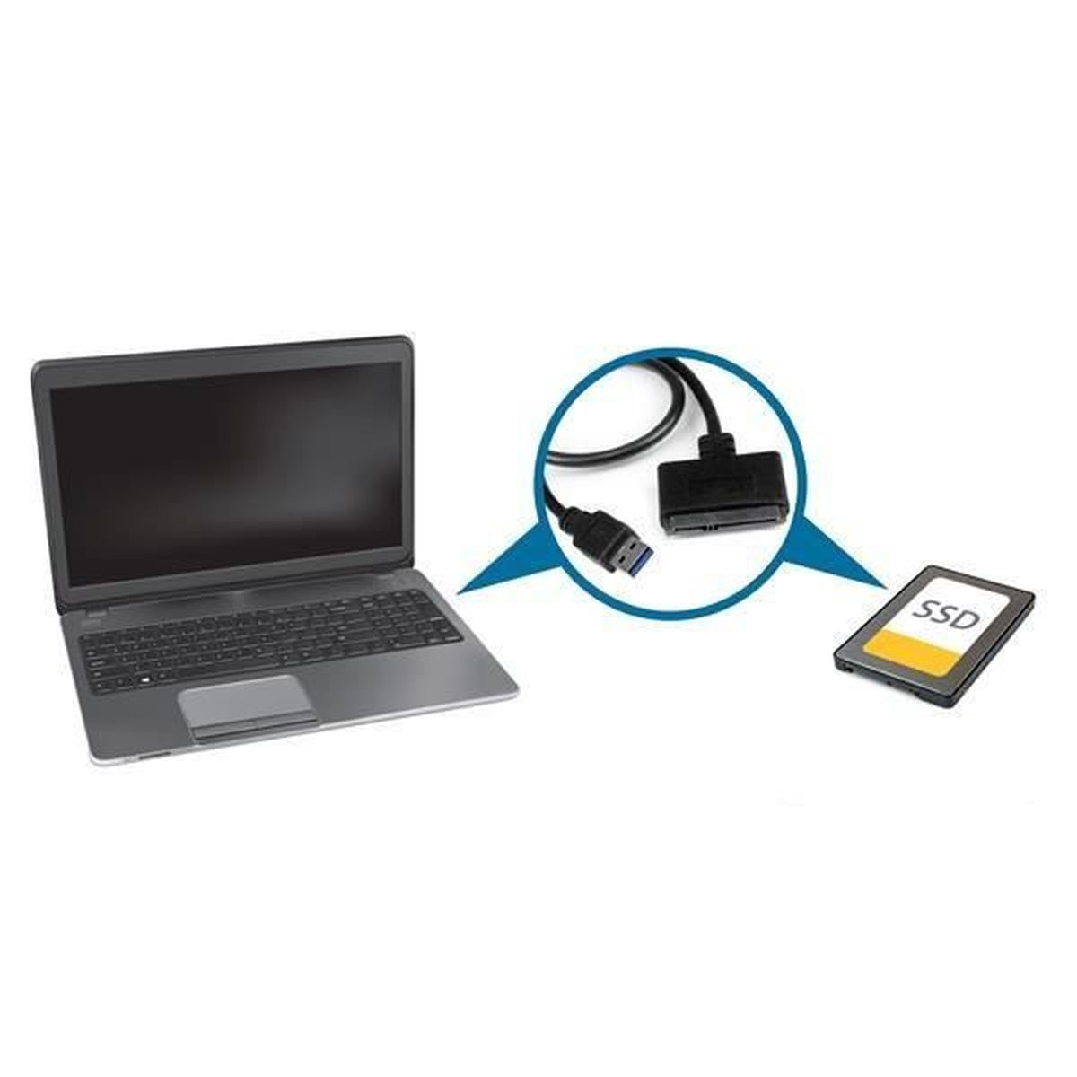 Ein Laptop, ein SSD-Kabel und eine SSD-Festplatte auf weißem Hintergrund.