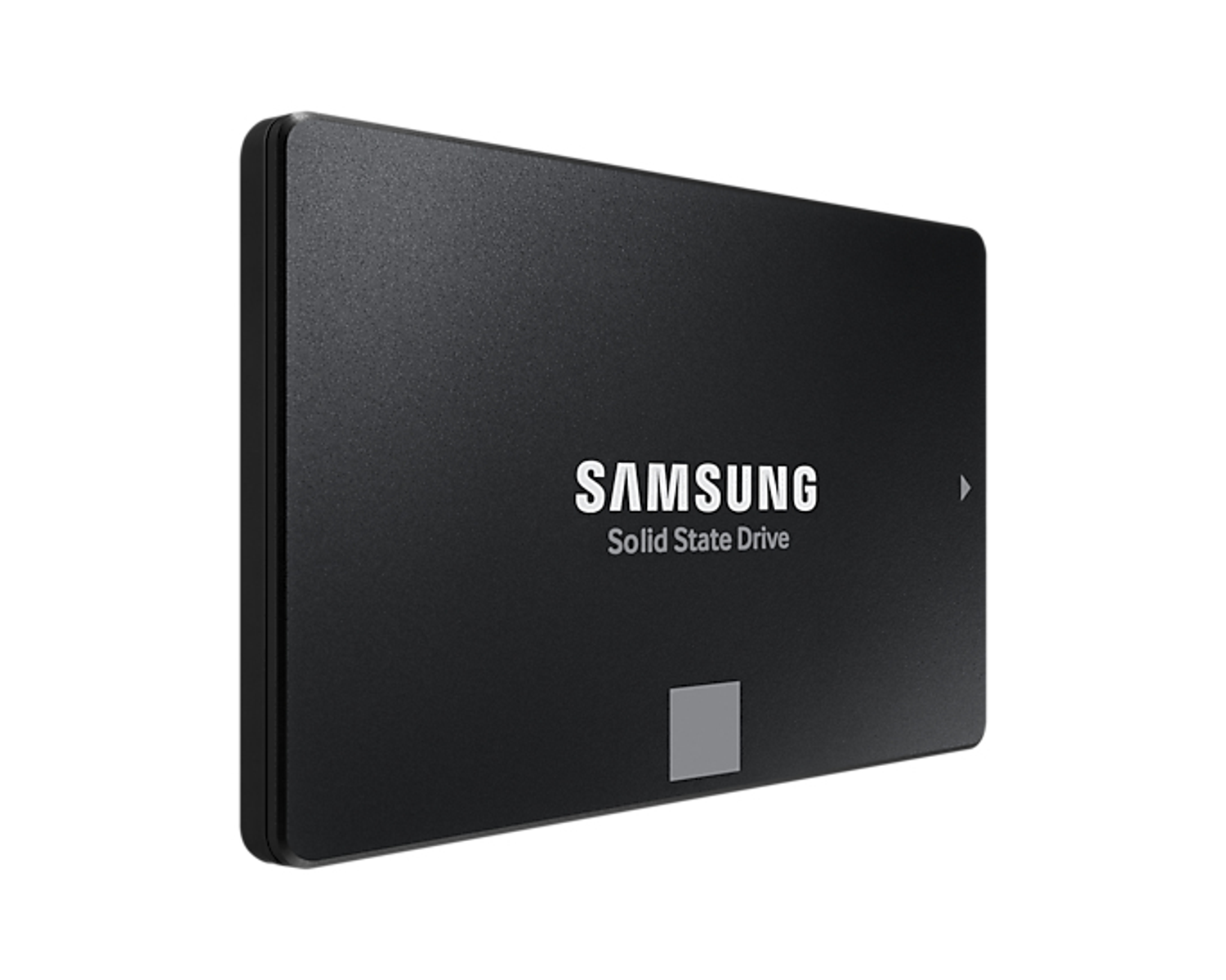 Un disco de estado sólido Samsung negro. La marca y la información del producto son visibles en la parte frontal.